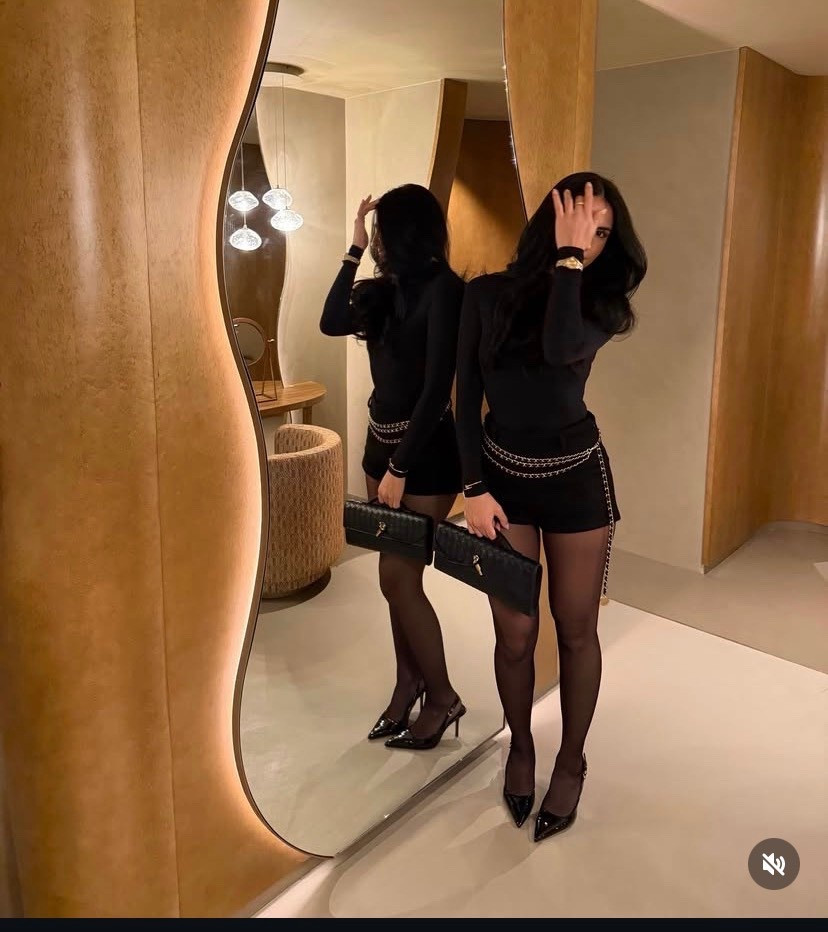 Black shorts
Blanc shirt
Black bag
Black pumps 

#LTKPetite #LTKootd #LTKBeauty