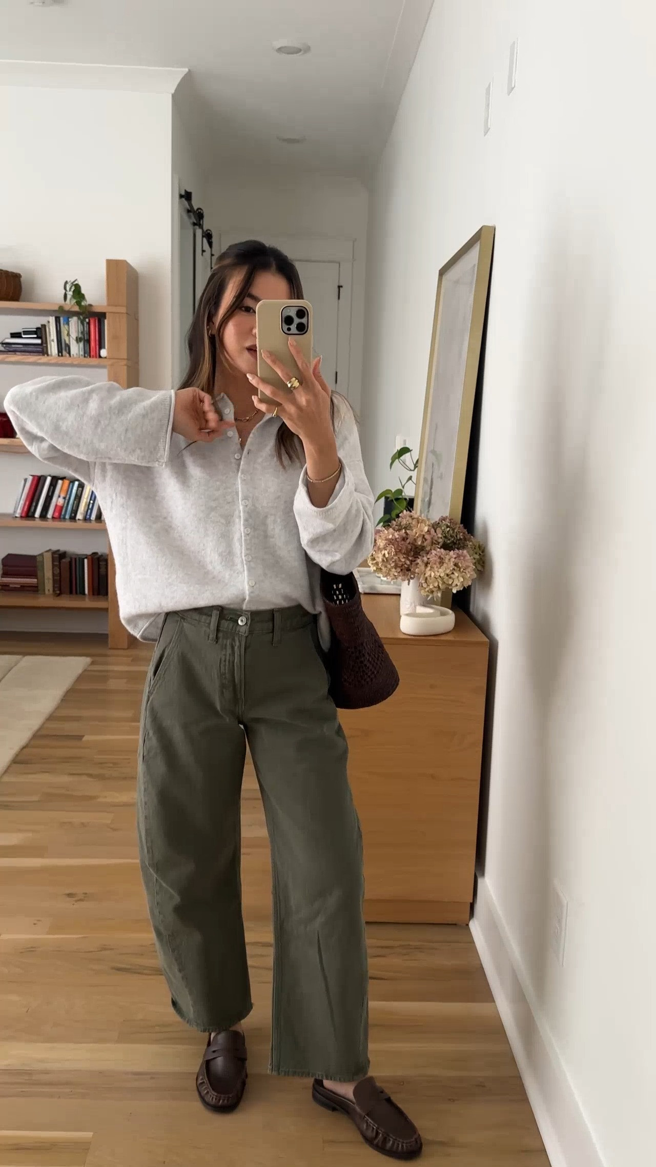 Such a cozy cardigan for fall! This @abercrombie is everything.

Sizing info:
-Abercrombie High Rise barrel Jean (Size 24 Short in Olive)
-Abercrombie Merino Wool-Blend Roll Neck Cardigan (Size Small in Light Grey)


Petite style, petite fashion, mom outfit, mom style, petite pants, petite outfit ideas, petite outfits, best pants for petite, petite barrel pants, spring style, spring outfits, vacation outfits, summer outfits, fall pants, autumn top, petite fall outfits, abercrombie pants, fall cardigan, barrel jeans, petite barrle jeans

#LTKootd #LTKSeasonal #LTKWorkwear