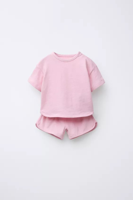 Two-piece set. Short sleeve T-shirt with round neck. Snap button closure at shoulder. Bermuda sho... | Zara US