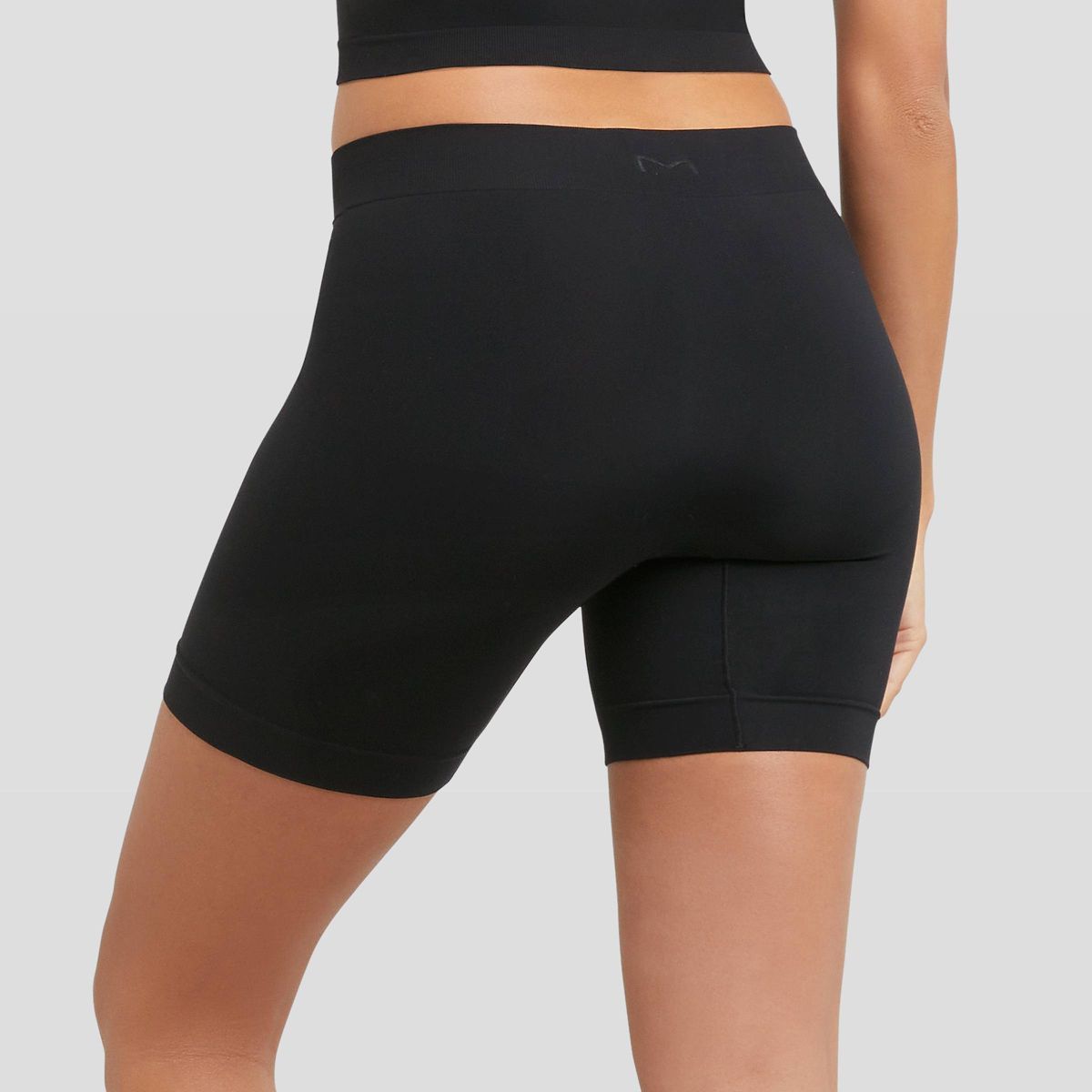 Maidenform M Women's Seamless Smoothing Shorts MST003 - Black L | Target
