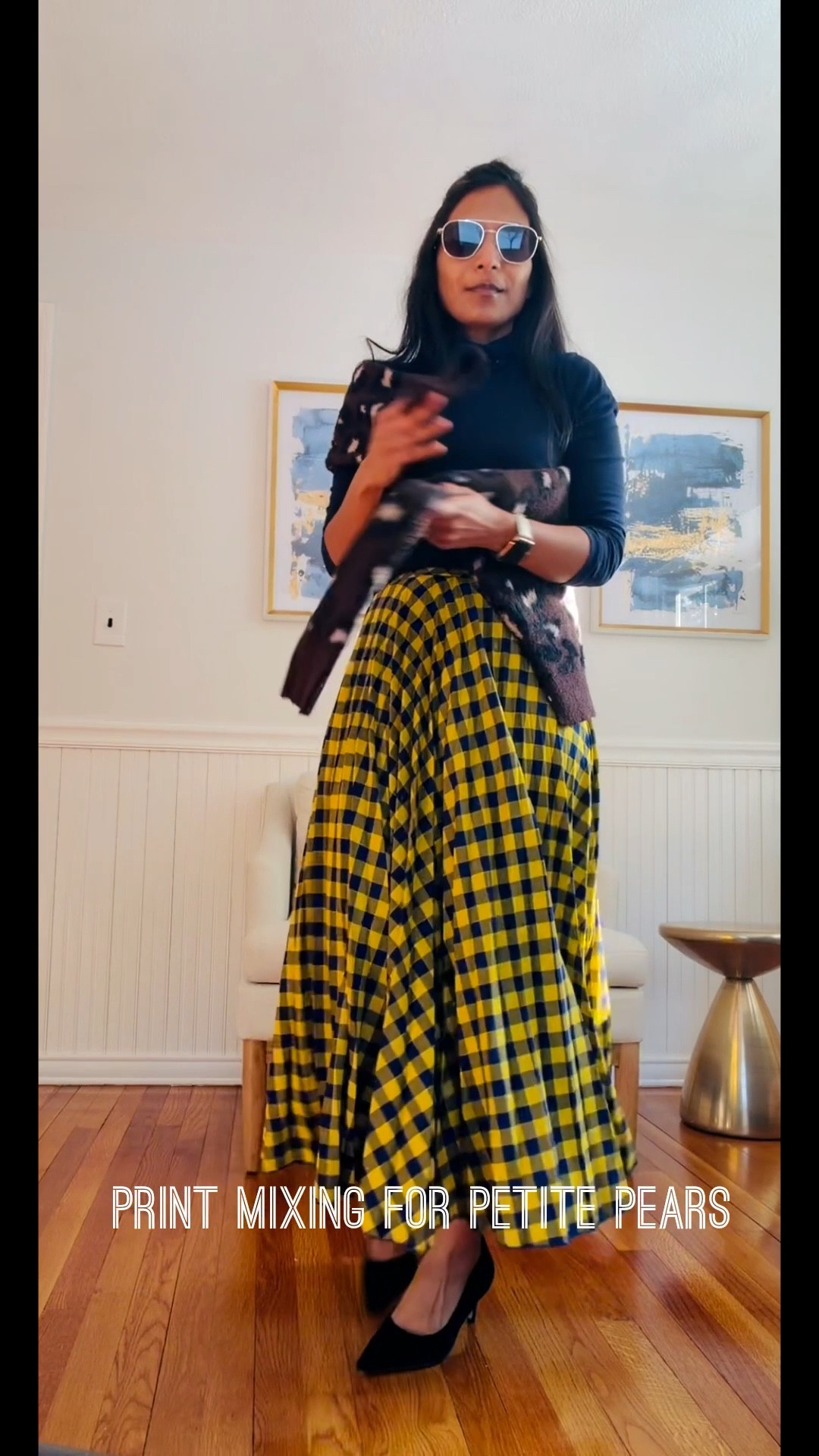 Mixing prints for the winter because this season needs something extra❄️❄️ What do you think of this combo? There’s so much you can do with a plaid midi/maxi plus a printed knit. Let’s go!