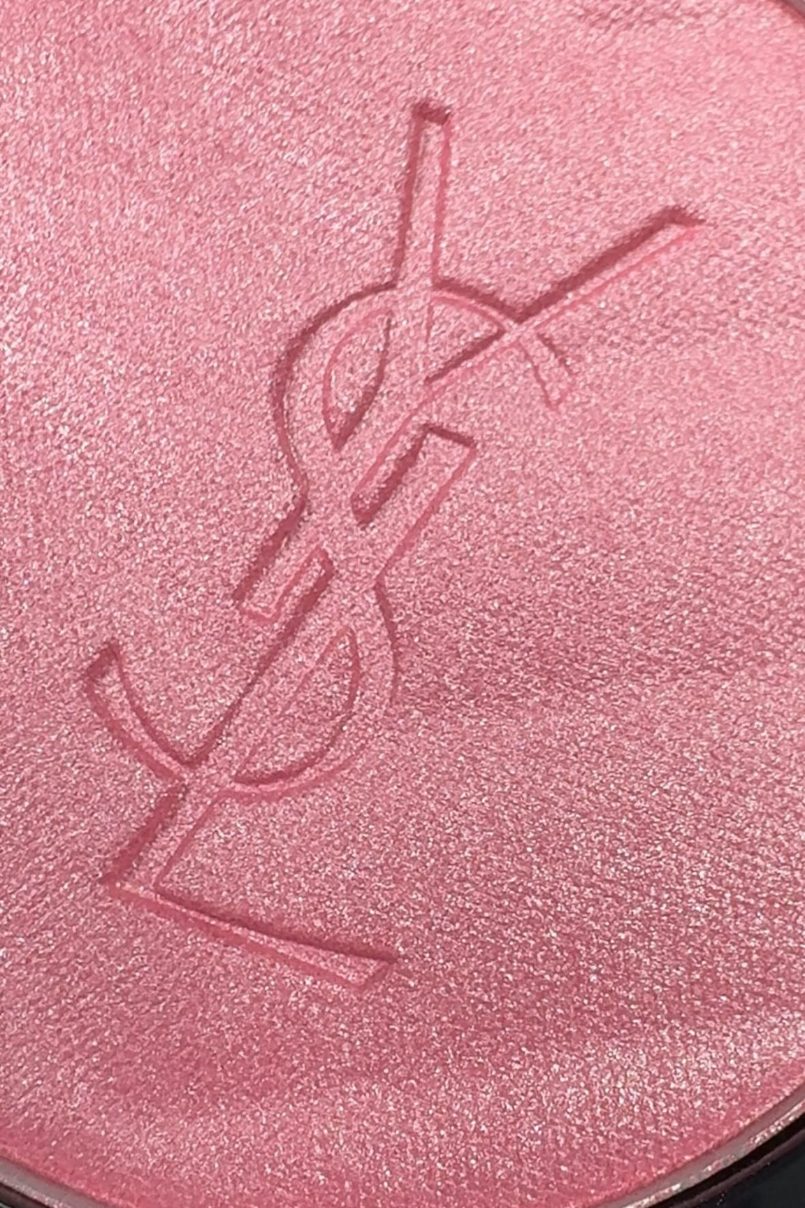 New from @yslbeauty 💖 I picked up the shade 44 nude lavalliere which is one of the satin finishes in this new collection! This formula is a 10/10 for me - it blends out super easily and is pigmented enough to quickly build it up to your desired look without over doing it! 

Tempted to pick up a few more shades from this collection! 

Will you be trying this new blush?