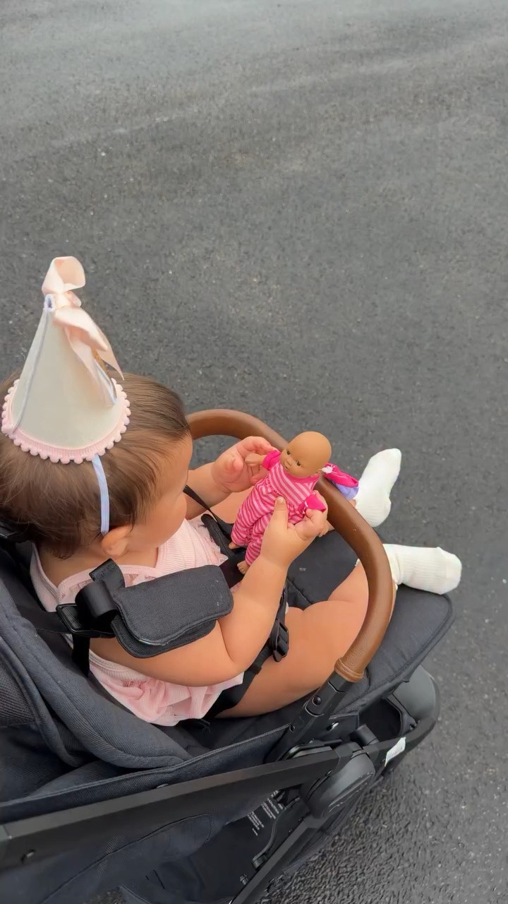 Don’t forget to take your babe to @buildabear for their birthday!!💗 

Comment “shop” for links✨

#birthday #birthdaytradition #momlife #family #buildabearworkshop ditl. Birthday girl, one year old