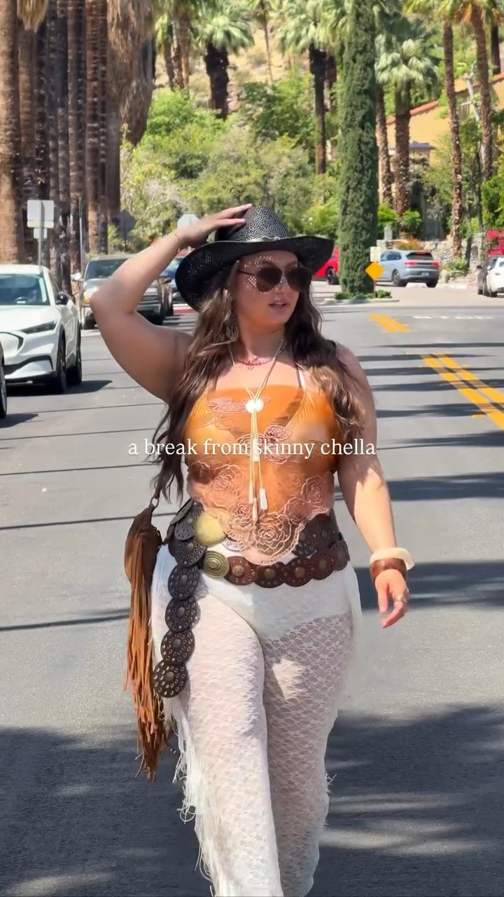 in case you needed a reminder that curvy girls attend festivals too 💅🏼 so excited for Coachella weekend!!! 🤠🌸🌴🫧💞 

#coachella #festivalseason #coachella2026 #midsizeoutfit #curvyandconfident