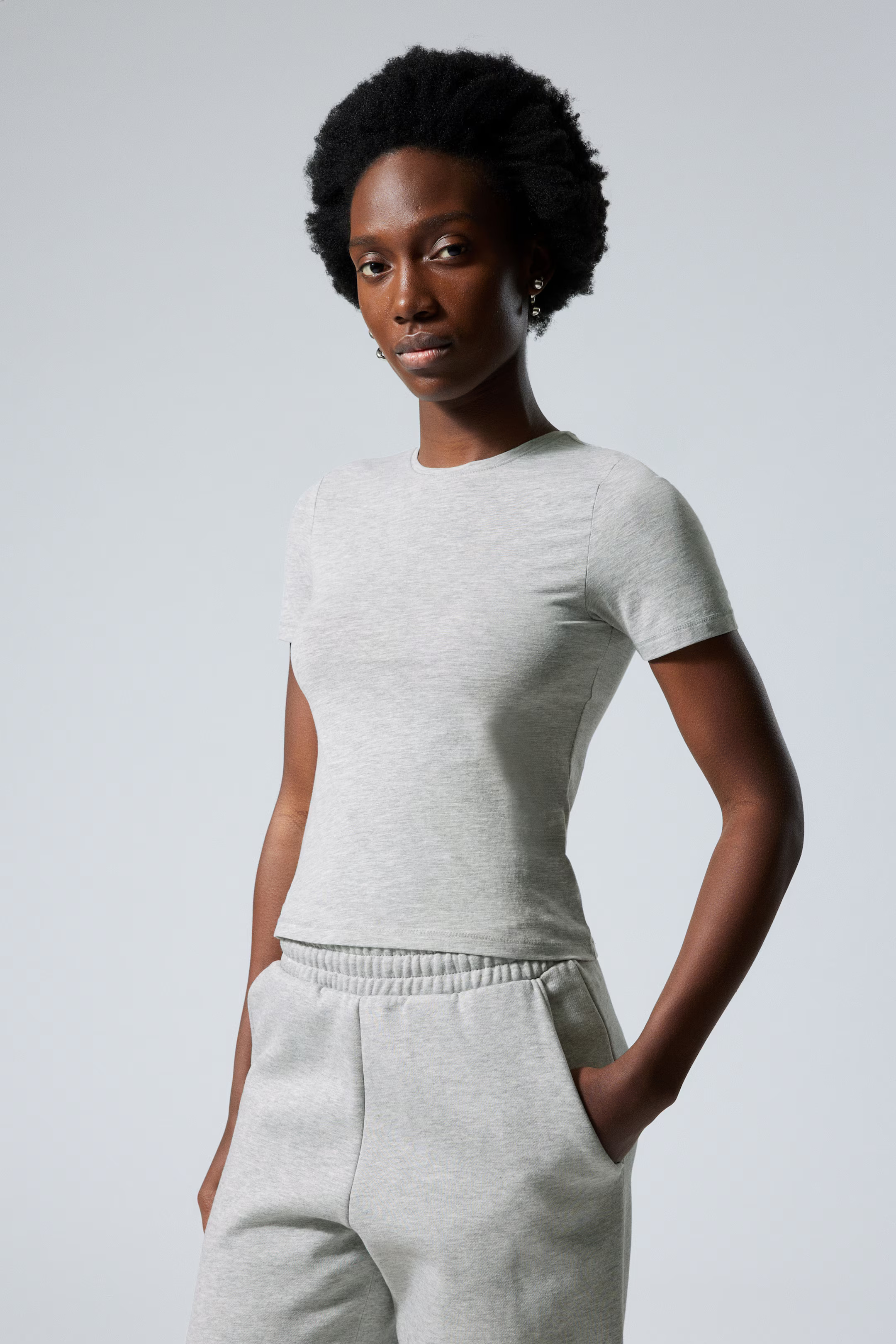 Schmal geschnittenes T-Shirt - Rundausschnitt - Kurzarm - Grau - Ladies | H&M AT | H&M (DE, AT, CH, NL, FI)