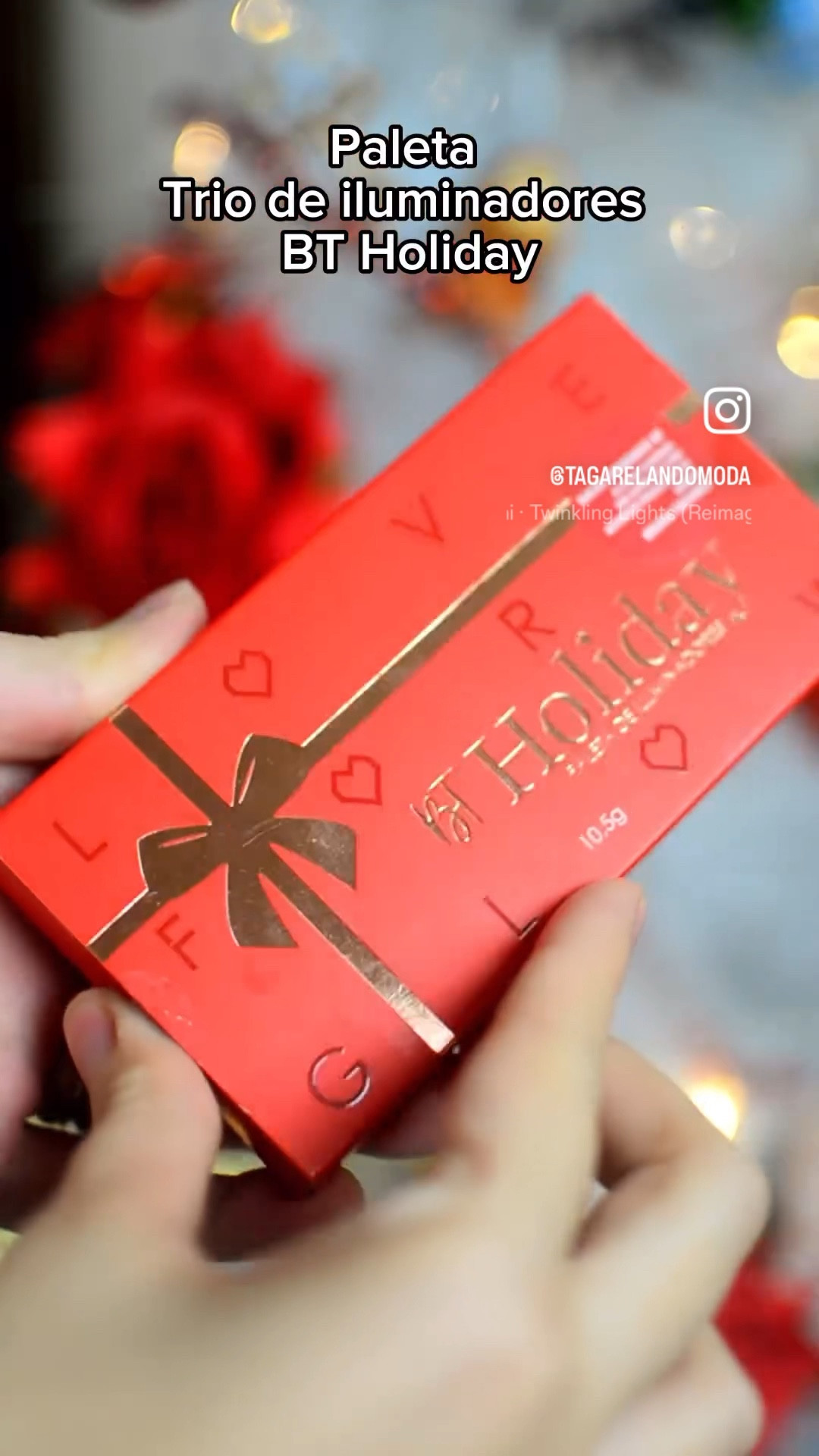 Simplesmente #BTHoliday ✨
🥹🥰
A paleta é um trio de iluminadores, mas também pode ser vista e utilizada como uma paleta multifuncional, pois os três produtos possuem textura totalmente adaptável, que podem ser usados na pele, nos olhos e até mesmo nos lábios. Os dois iluminadores da ponta possuem a mesma fórmula e acabamento, são macios e de textura amanteigada, que deslizam facilmente na pele, sem marcar. O iluminador do meio possui a fórmula híbrida do queridinho #BTMallow, que parece ser um produto cremoso no toque, mas quando esfumado, ganha um acabamento em pó e brilho super intenso. 
.
São três cores lindas e bem diferentes, inclusive, pessoalmente são mil vezes mais bonitas, ainda mais quando esfumadas na pele, e fogem totalmente do clichê “dourado e bronze básico”:
- A primeira cor, Holiday Light, é um dourado claríssimo, quase pérola, super delicado.
- A segunda cor, Holiday Party, possui um fundo levemente rose com muitas partículas de brilho em tons de dourado, que promovem um efeito único e exatamente aquele super brilho que citei da fórmula do BT Mallow.
-A terceira cor, Holiday Rose Gold, não chega bem a ser um bronze, pois fica mais para um fundo bem rose, puxando levemente para o acobreado.
.
Esse é o último ano de vendas da Paleta BT Holiday, que é de uma edição limitada de Natal, então vale a pena adquiri-la pra ter na coleção 🥰
.
.
#btholiday #paletadeiluminadores #iluminador #linhabrunatavares 

#LTKbrasil #LTKHoliday #LTKbeauty