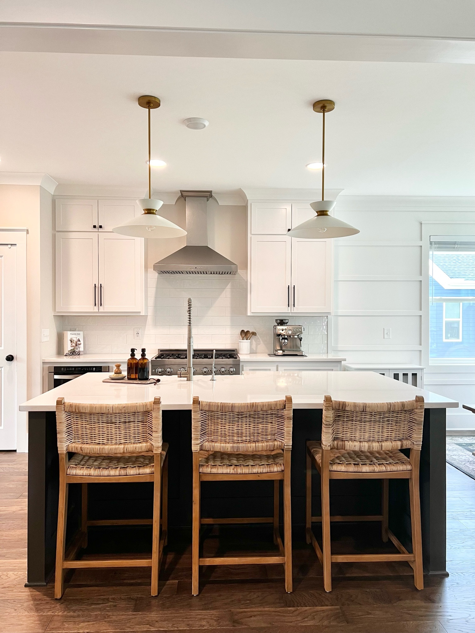 Kitchen inspo! 

Kitchen decor, Counterstools, barstools, pendant lights, backsplash, white cabinets, dark island, island lights, kitchen hardware, kitchen handles, cabinet pulls, kitchen cabinets 

#LTKfamily #LTKhome