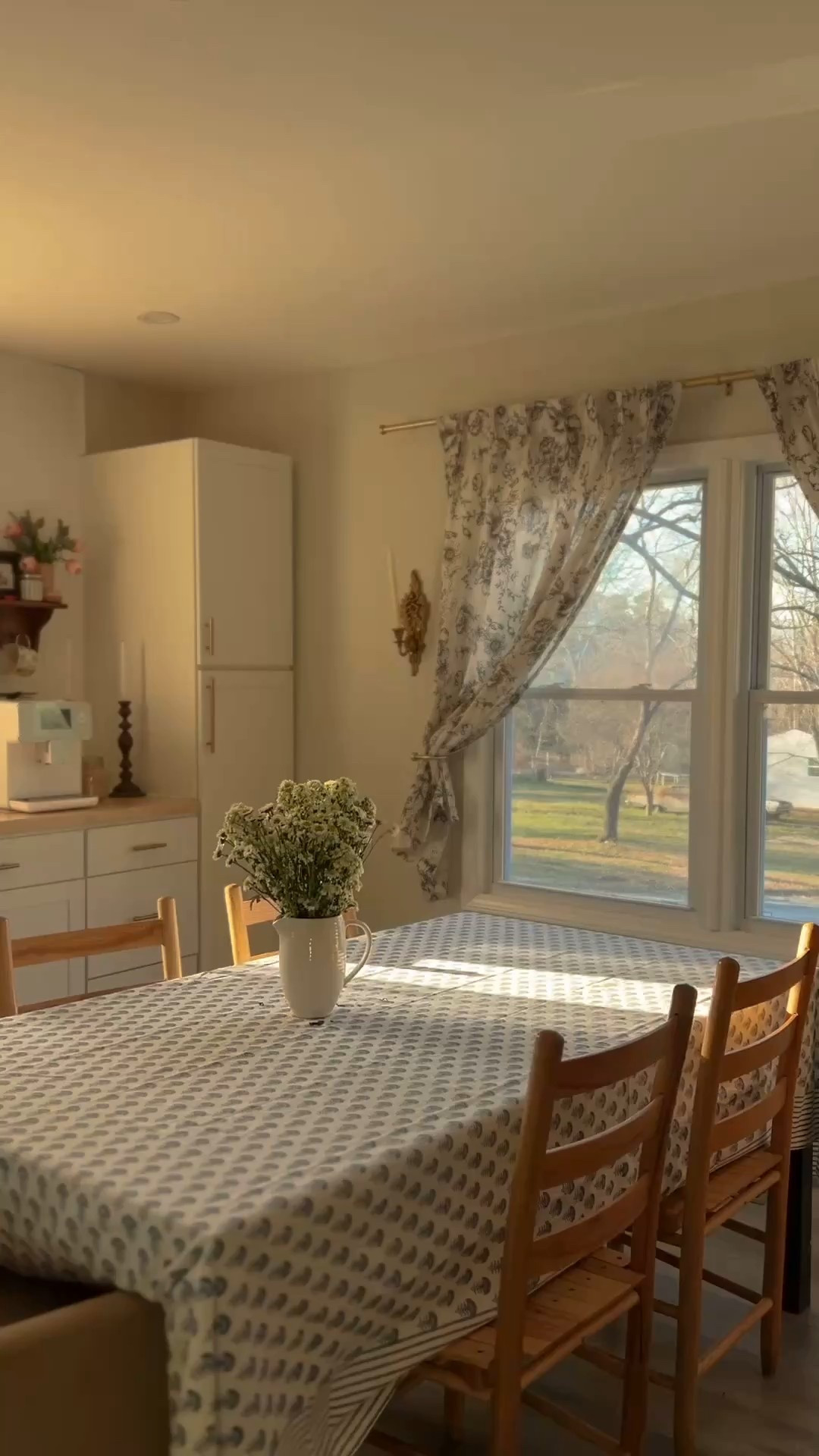 the sun coming in gave me all the 90s nostalgia feels 🌞🌿 also this tablecloth pretty much does the same thing🥹🤌🏼

#LTKSpringSale #LTKHome #LTKSeasonal