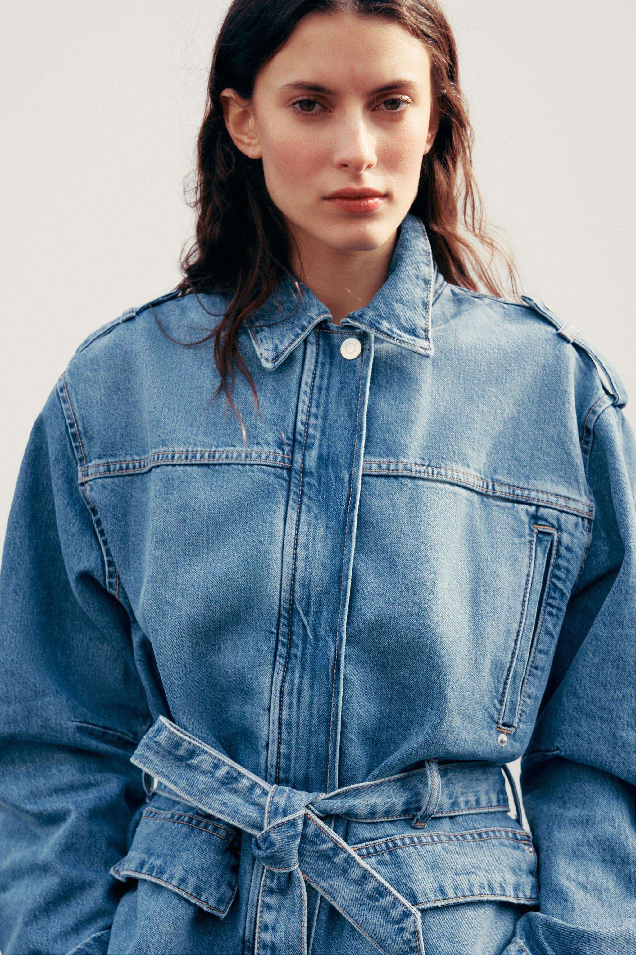 Lapel collar jacket with long sleeves and tab and button detail. Flap pockets and welt pockets at... | Zara UK