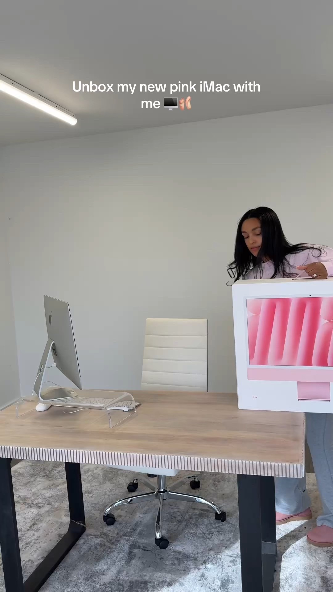 Still speechless with how beautiful this color is 🖥️🩰✨ #office #imac #pink 