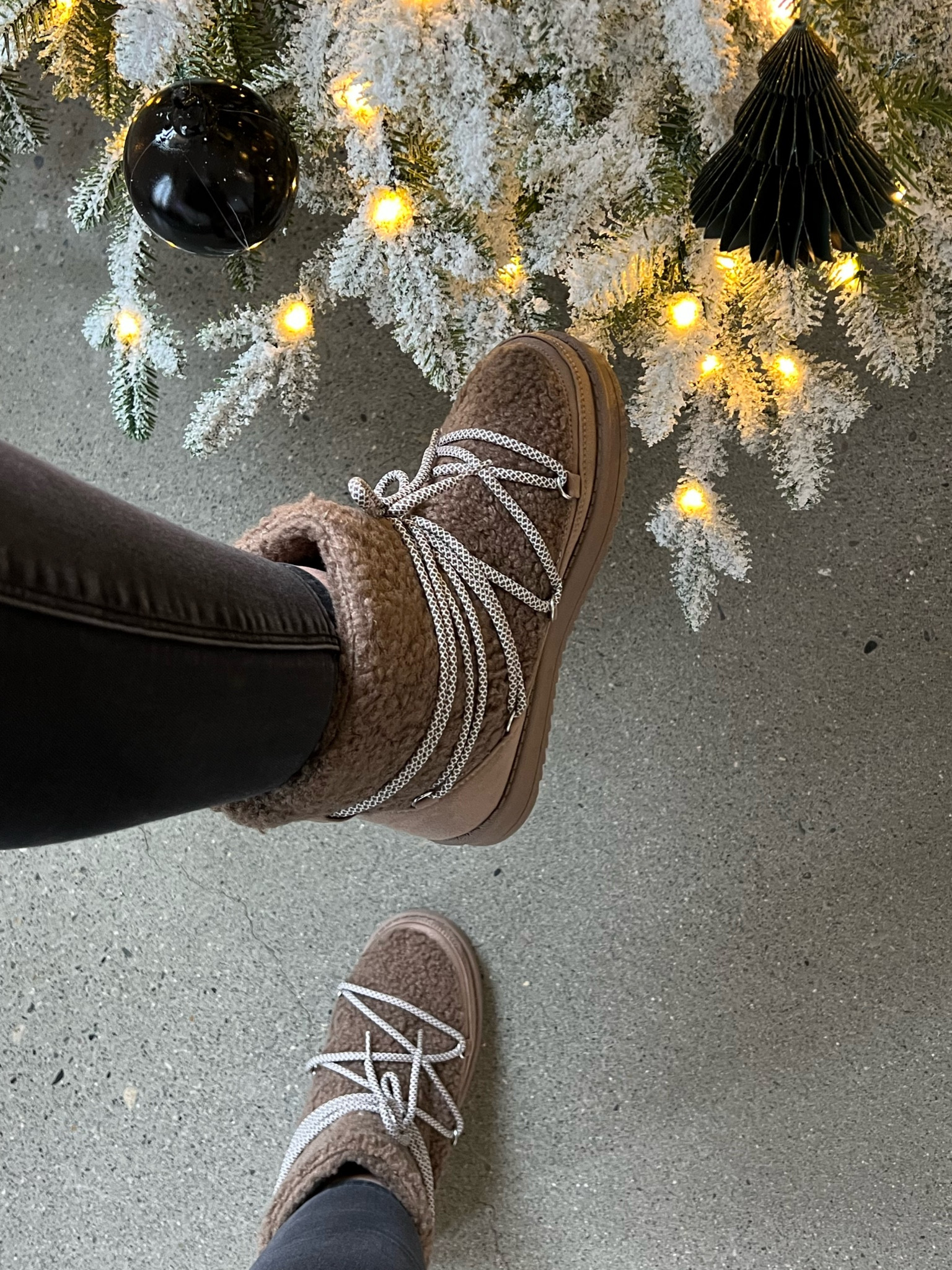 Padded borg snow boots. 
Sherpa snow boots 
Boots for her 

#LTKHoliday #LTKSeasonal #LTKGiftGuide