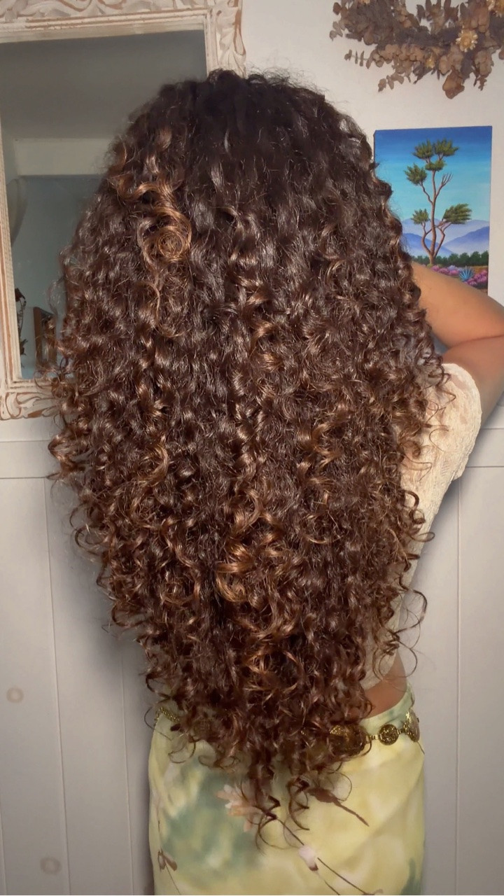 ✩ Humidity Proof Curly Hair Routine ✩ love this product combination for high humidity days, lightweight moisture, curl cream that gives definition and a strong hold gel designed for humidity ♥ 

Products → 
@bouncecurl weightless leave in conditioner with heat protection 
@fentyhair home curl cream 
@ouidad advanced climate control stronger hold gel 

#curlyhair #curlyhairroutine #curlytutorial