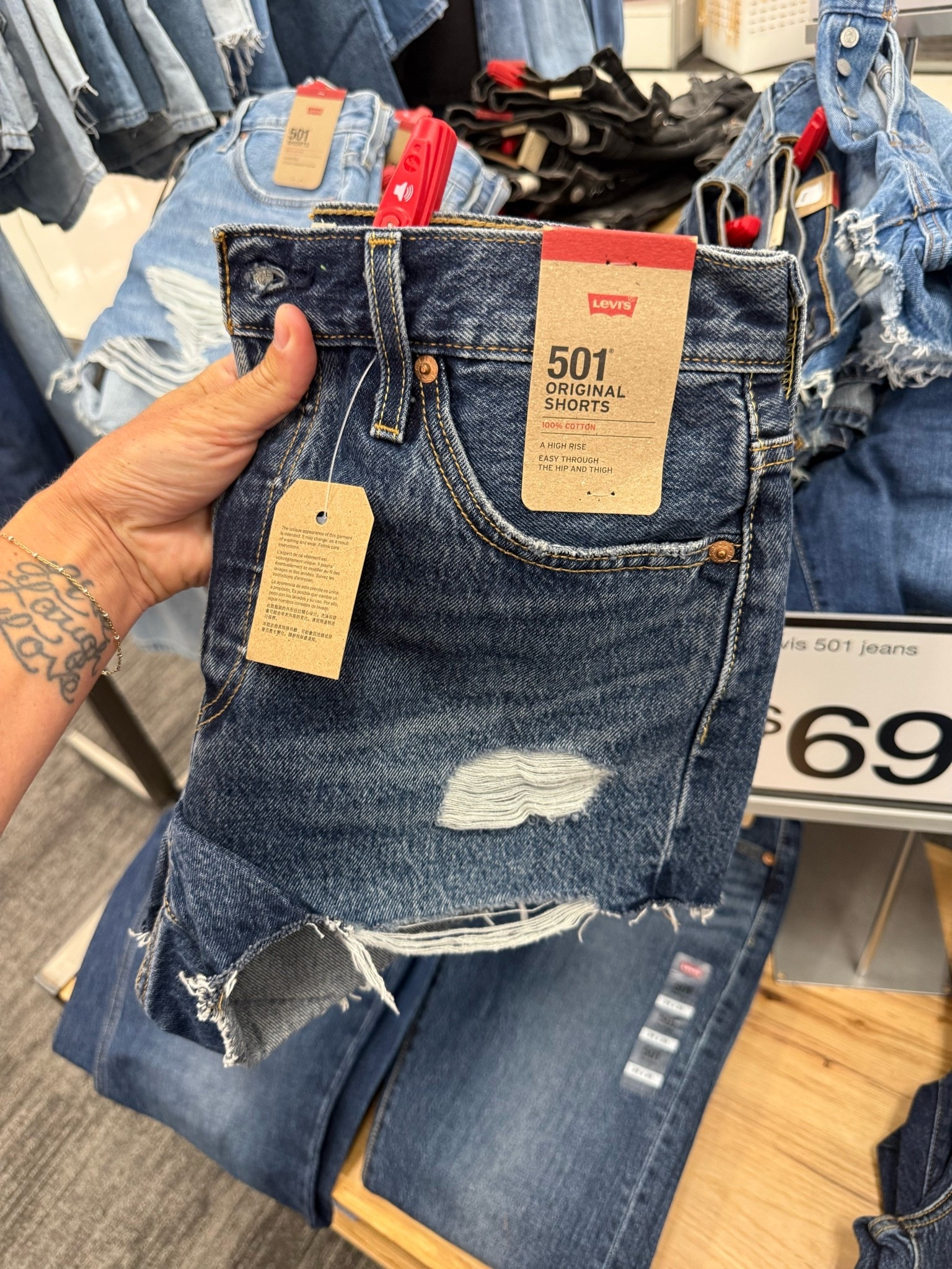 Levi denim shorts are my favorite! 🤩

#LTKootd #LTKmomlife #LTKSaleAlert