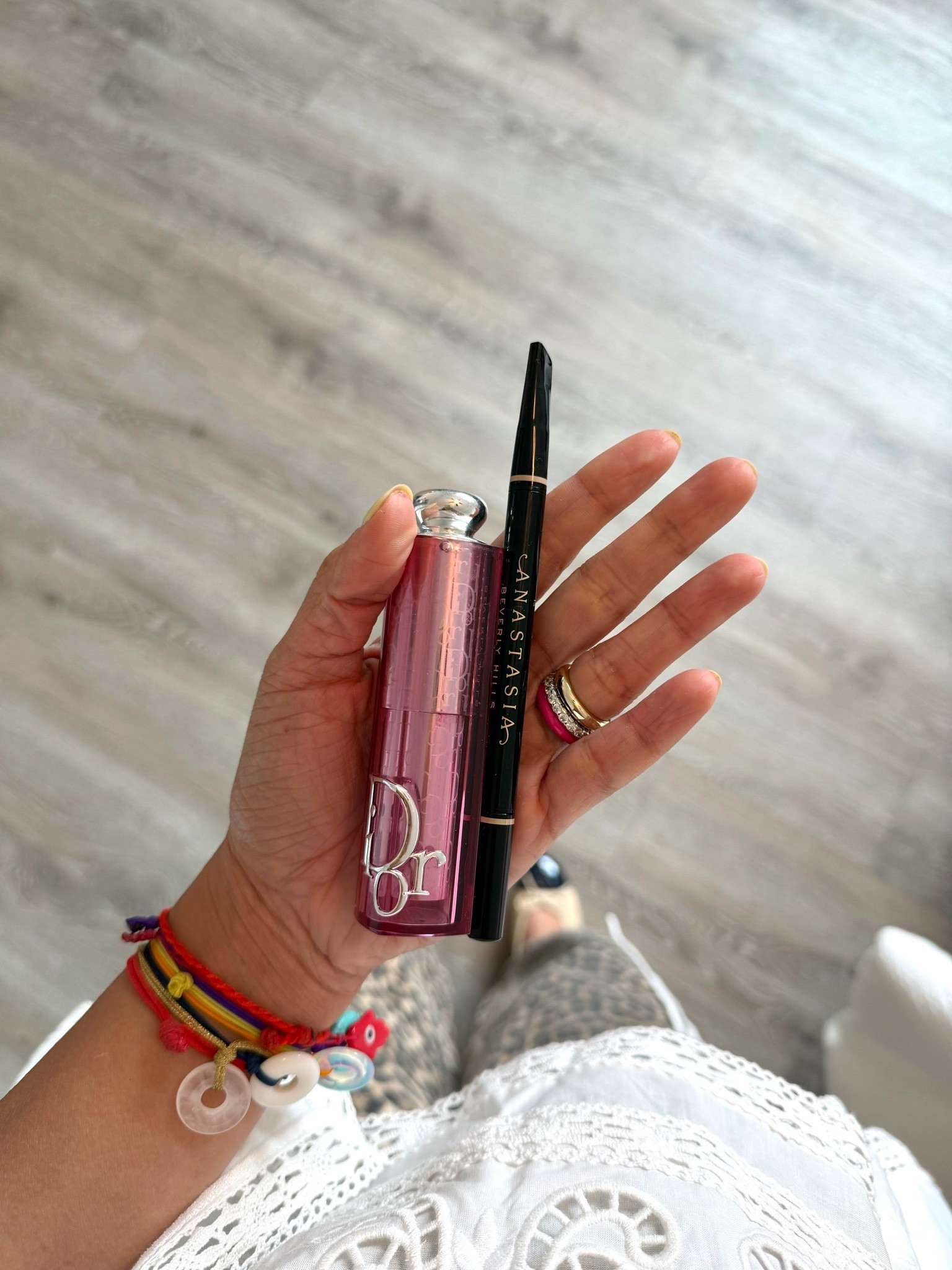 Dior: berry 
Lápiz de cejas: médium brow