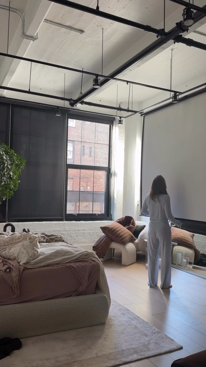 Saturday vlog: Spend a dream fall day with Frankie and i here in NYC: we went on a very long morning walk to our favorite @upstatestock.bk, then to the farmers market to pick up some fresh flowers, then later went to @nycprimerib for the first time with @loveterramore 

Also lmk if you like this more casual vlog style videos or not, i personally love watching them so would love to know what you think! 

#Nycvlog