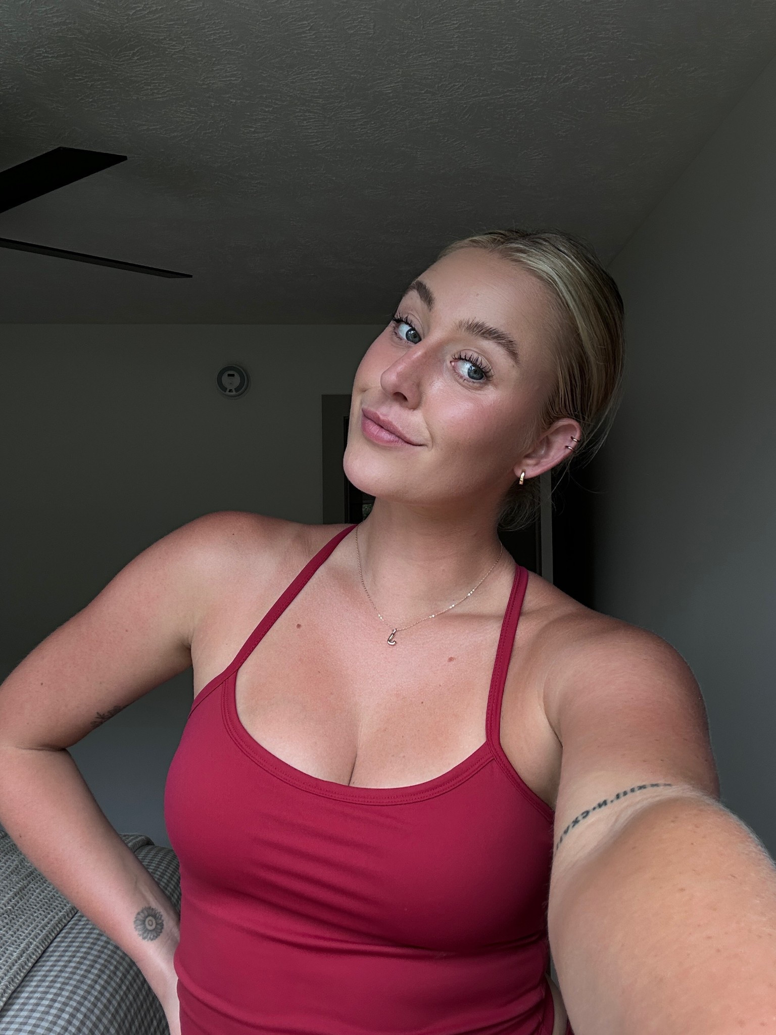 first blue, then black, now burgundy… she’s obsessed 😙🤌🏼

Went with the Large for this one. Tried the medium and it was just ever so slightly too snug for my liking and the L is perfect 🍇🍷