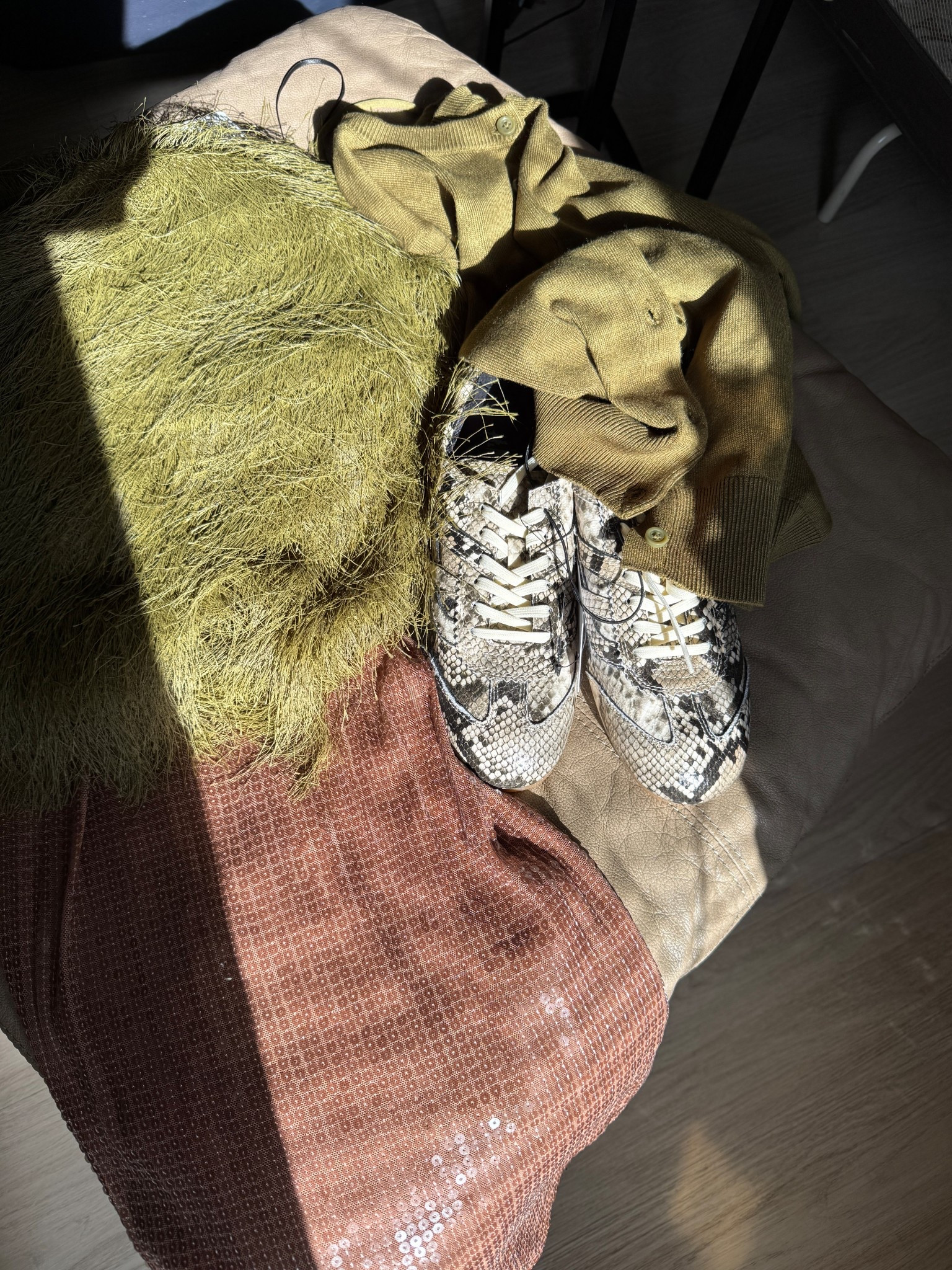 Early Black friday sale for H&M members

30% off in the store and online.

Online it shows the sneakers and fine knit dark olive green cardigan are sold out, so I linked a similar cardigan and similar shoes.

I got a medium in the skirt and a small in the fringe top and a medium in the cardigan. 

Sequin skirt and fringe top

Snakeskin sneakers 



#LTKFindsUnder50 #LTKHoliday #LTKFindsUnder100