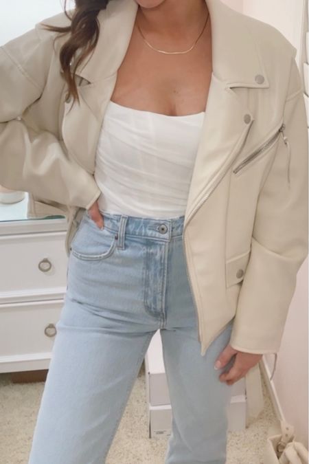 Jeans are specifically the “light” pair, 4th dot from the end.

Also this moto jacket…I’m literally obsessed 😍 

Jeans, spring jeans, faux leather jacket, moto jacket, cream jacket, cream moto jacket, my styled life, Abercrombie jeans, 90s jeans. 

#LTKSeasonal