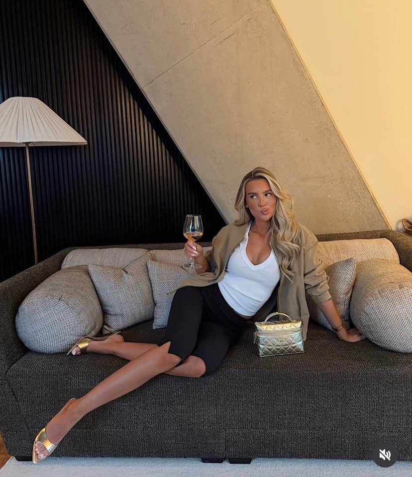 Black Capri pants
Khaki blazer
Gold heel mule 
Gold bag 

#LTKBeauty #LTKPetite #LTKootd