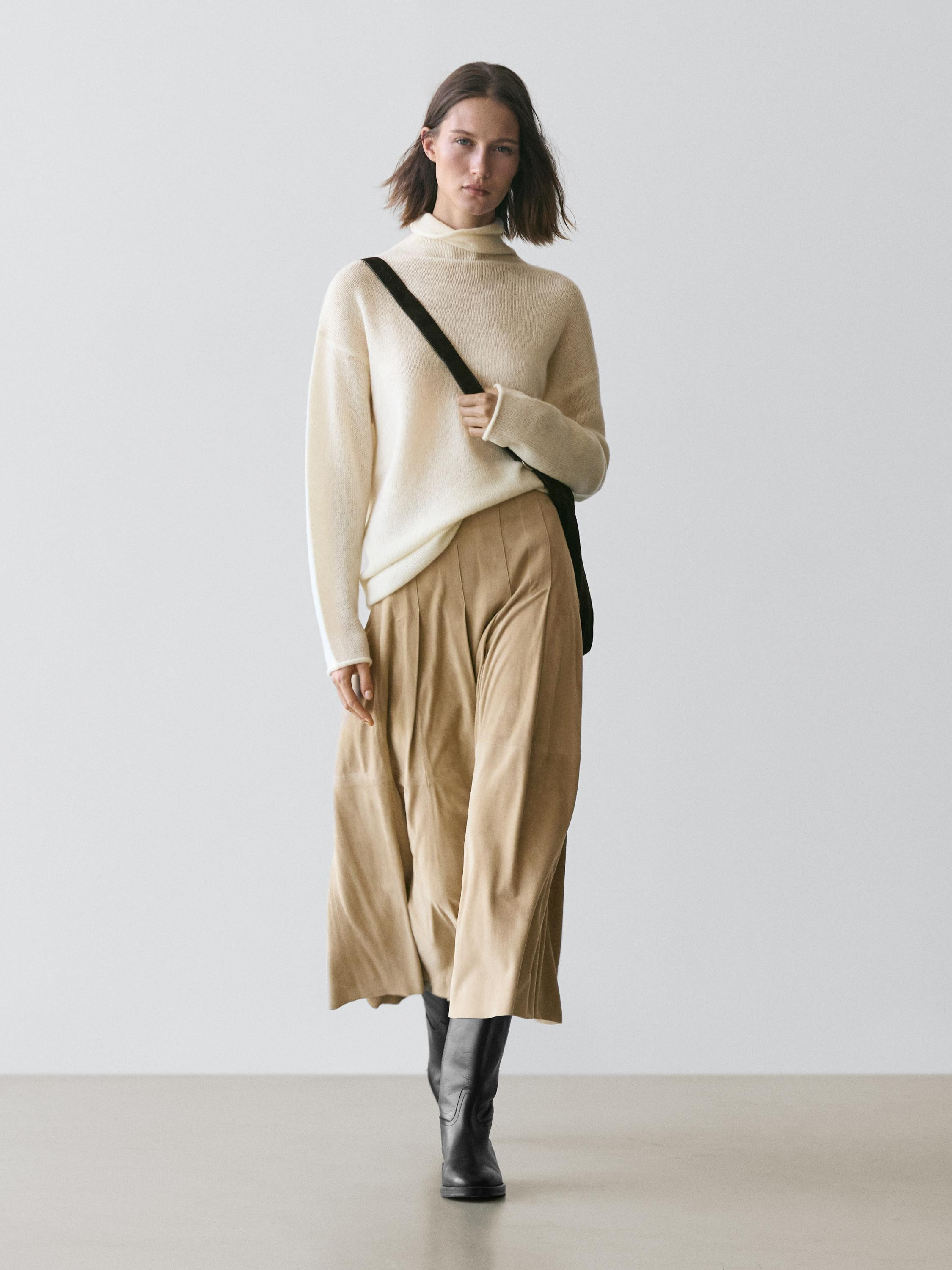 Skirt made of goatskin with suede finish. Side zip fastening. Seam details at the waist. Lined. P... | Massimo Dutti US