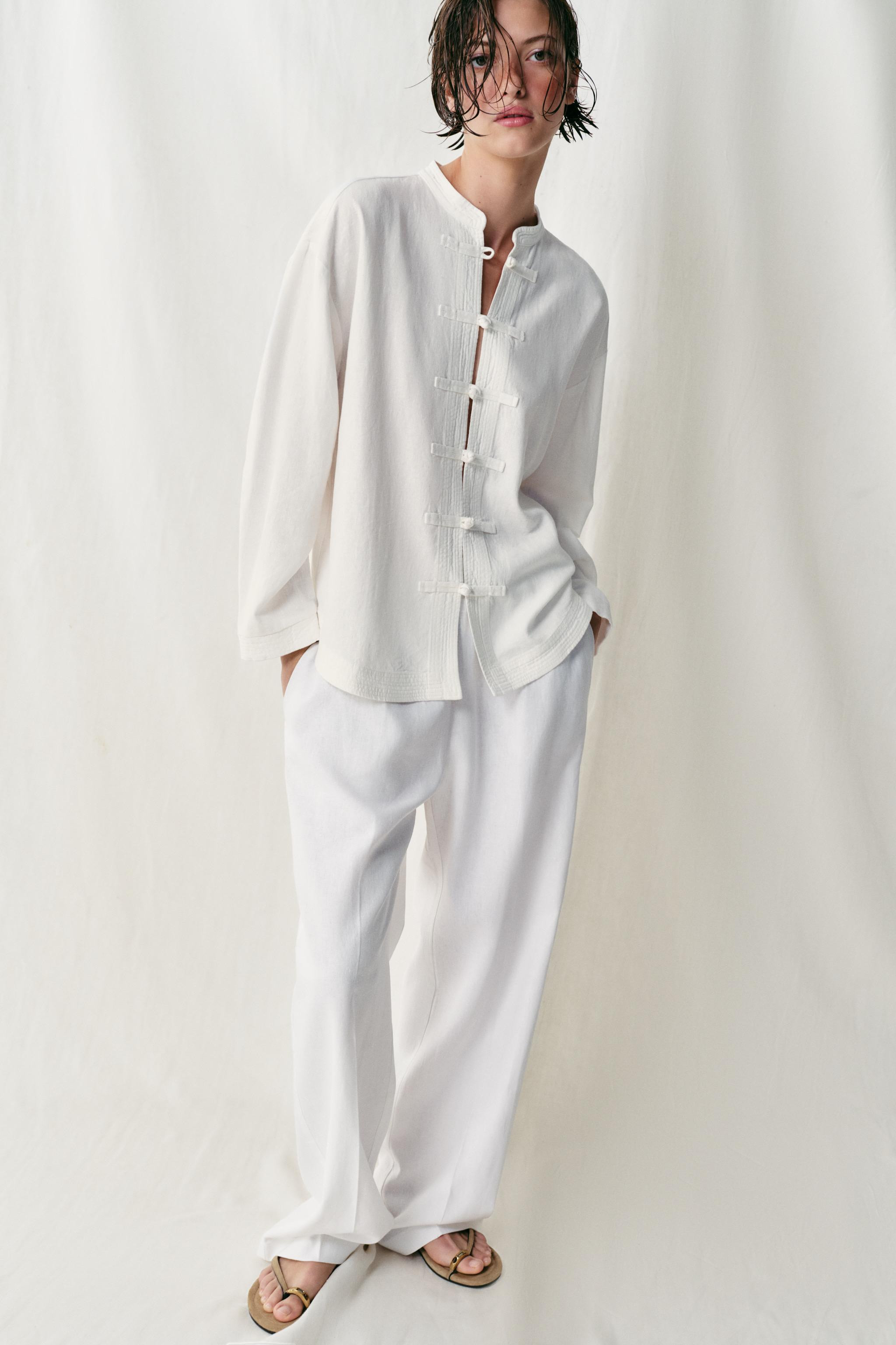 Le mannequin mesure : 176 cmChemise ample confectionn\u00e9e en lin. Col rond et manches longues... | Zara FR