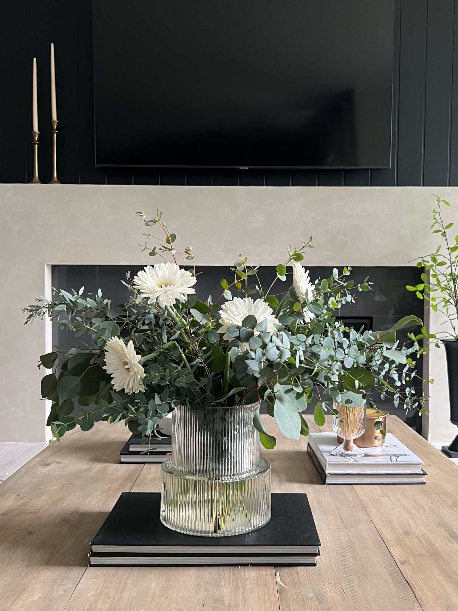 I love a pretty glass vase for fresh Spring florals! 
Home decor, spring styling 