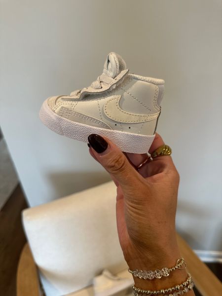 Infant Nikes
Baby Nikes
Size 2C
Fall fashion
Baby finds
Nike shoes 


#LTKbaby #LTKstyletip #LTKfamily