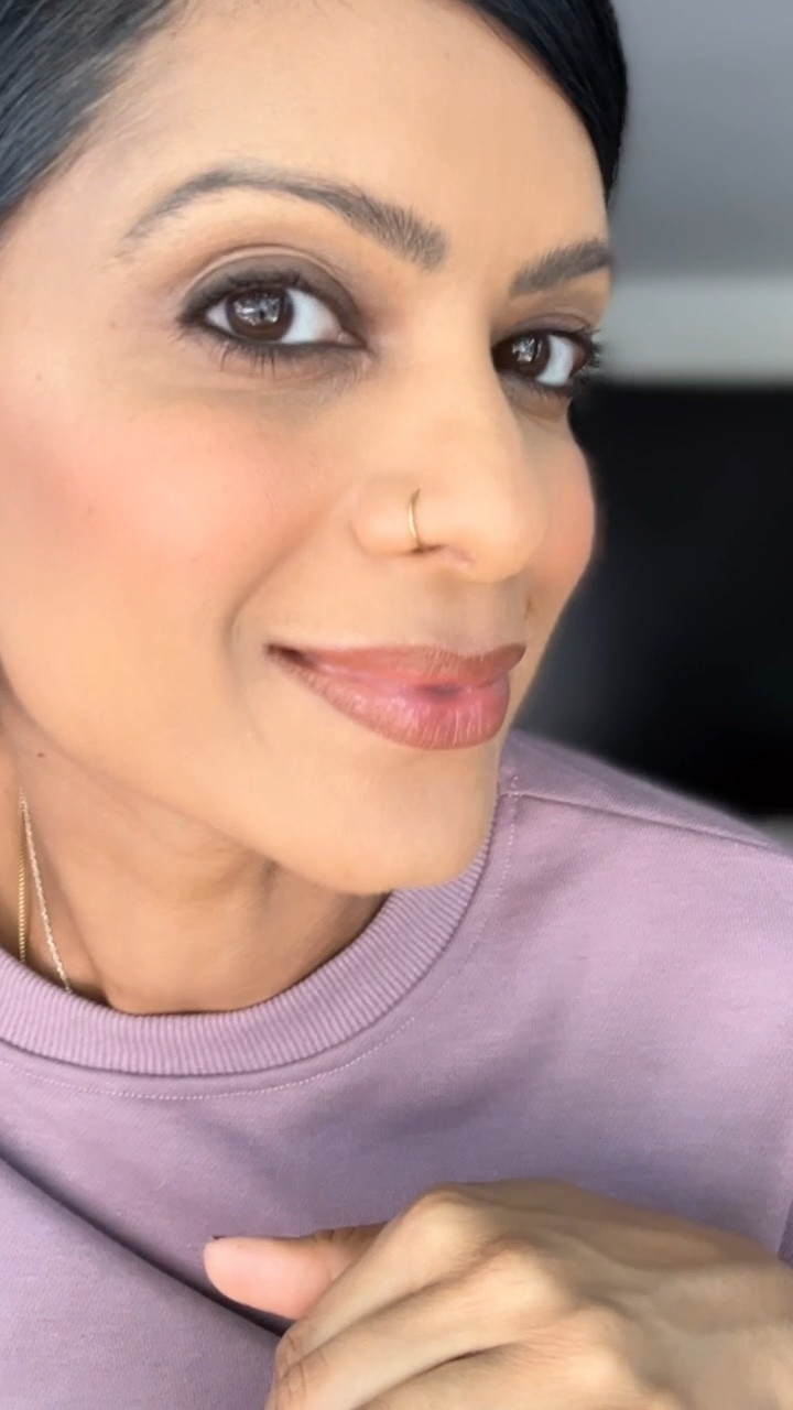 Perfect lip👄 combo for fall 🍂

@maccosmeticscanada lipliner in cork

@nyxcosmetics_canada duck plump in 09 strike a rose





#brownskinmakeup #indianmakeupblogger #lipplumper #lipgloss #lipplump #lipplumping #neutrallips #nudelip 

#LTKgiftguide #LTKcanada #LTKbeauty