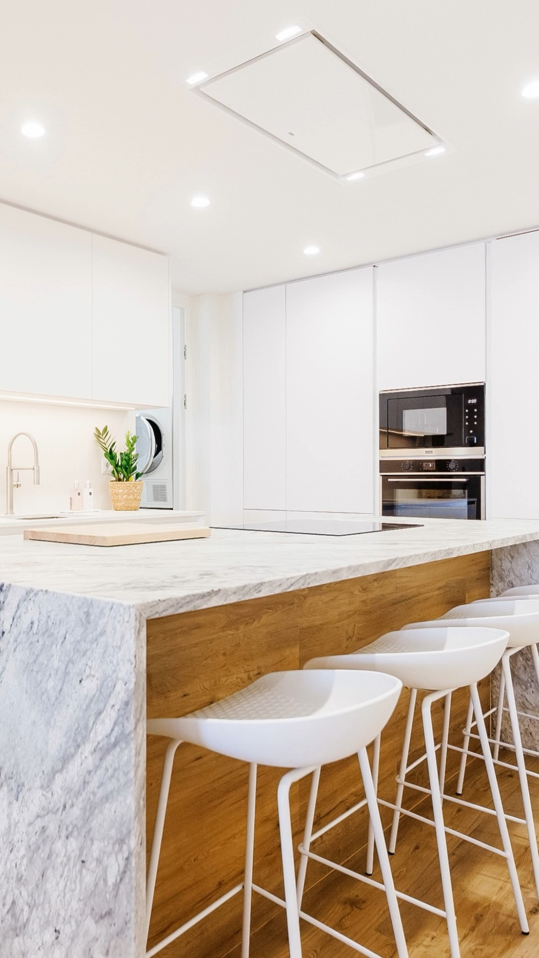 Tots els mobles i decoracions d'aquest Apartament a primera línia de mar. Buraques, tamborets, cistelles, porta-espelmes,... 

#LTKeurope #LTKhome #LTKSeasonal