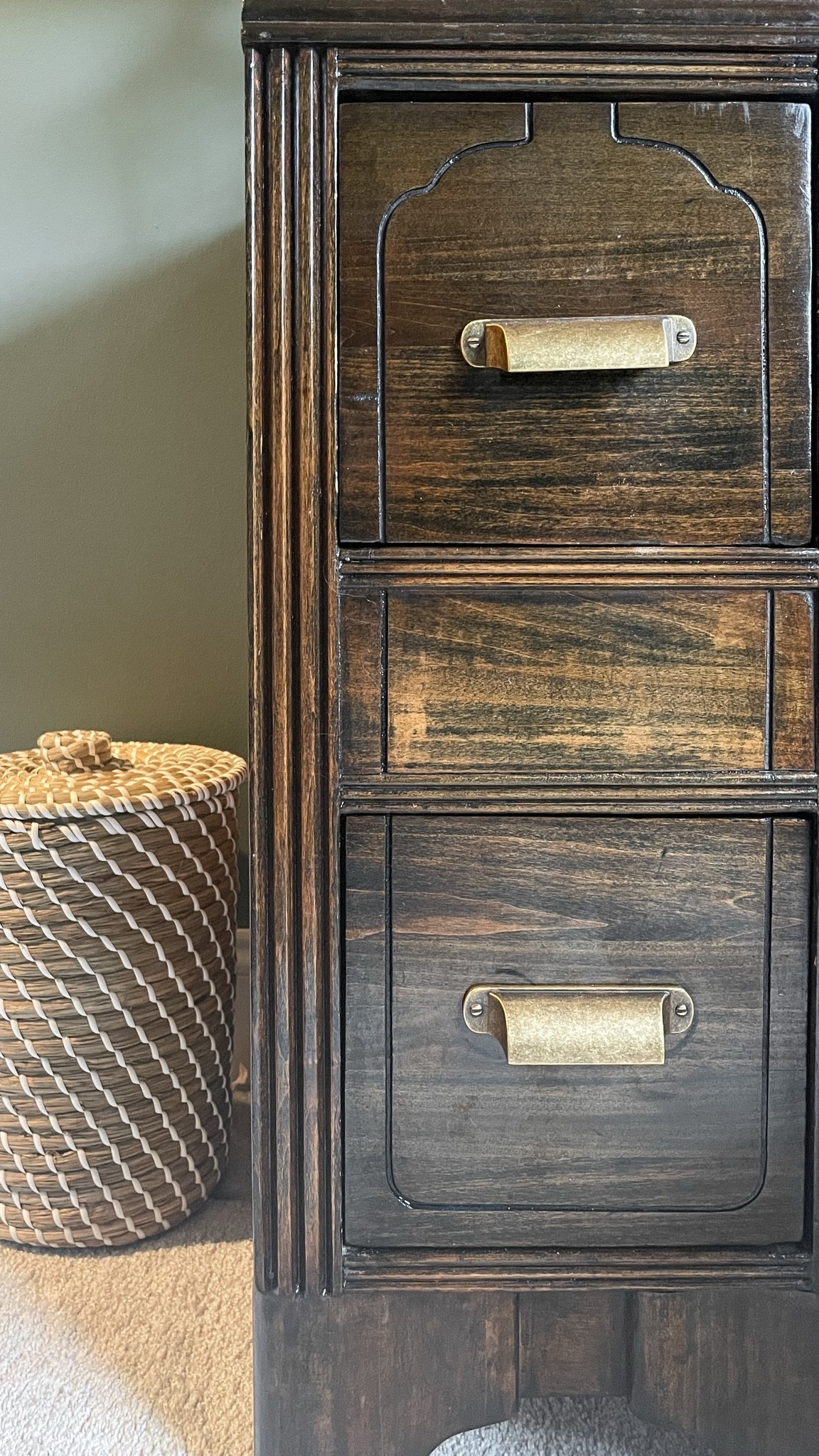 I love these vintage inspired antique brass pulls from Amazon.  6 for $21!  

Amazon hardware.  Desk pulls.

#LTKOver40 #LTKHome #LTKSaleAlert