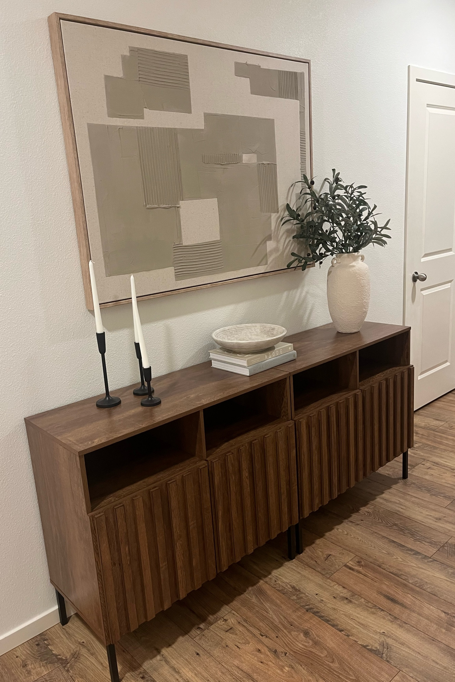 Entry hallway table and entry way decor

Target finds, home decor, entryway decor, home styling, interior decorating, coffee table book, candles, sideboard, console table, target home

#LTKstyletip #LTKhome #LTKfamily