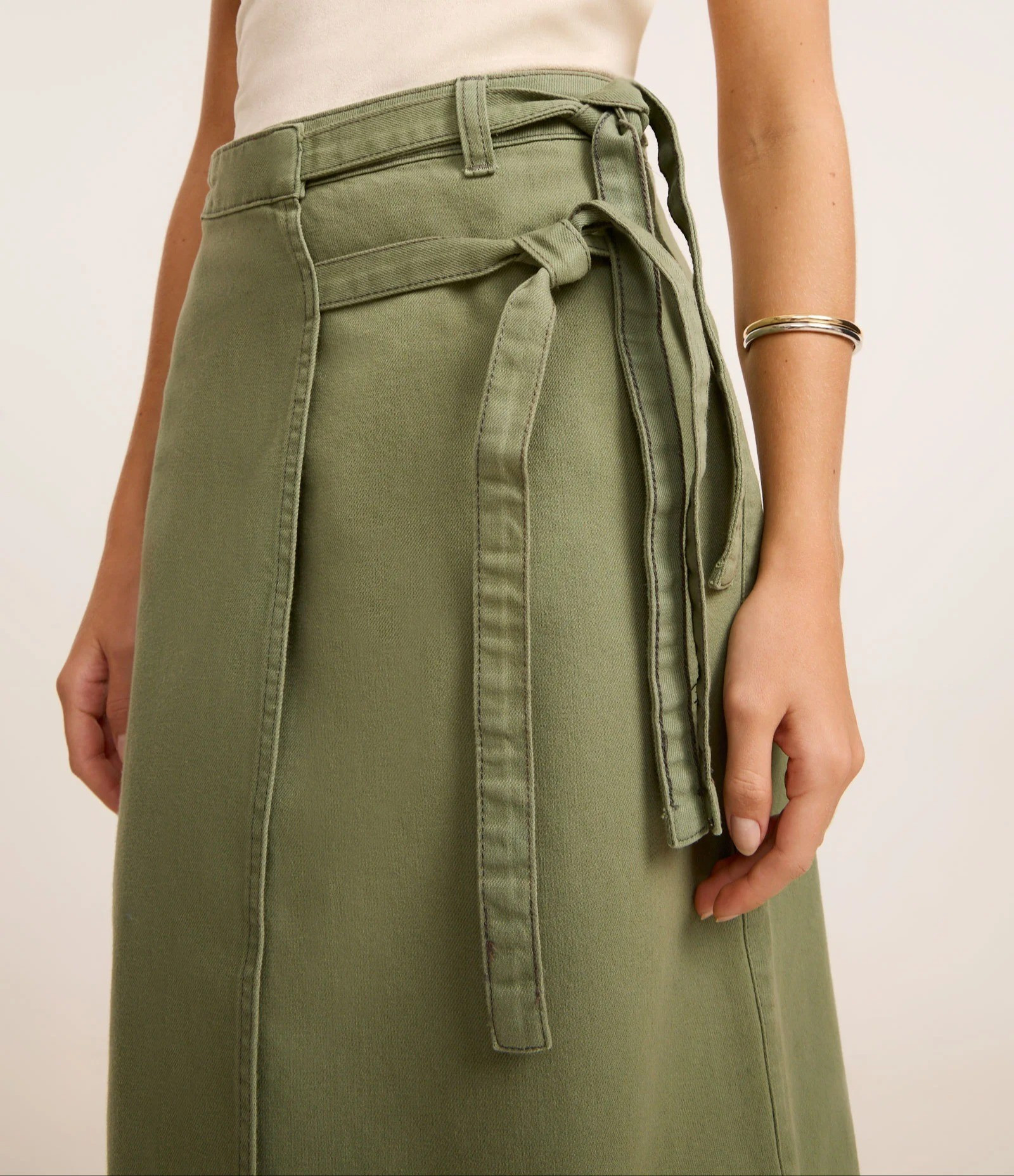 Saia Midi em Sarja Cruzada com Cintos de Amarração na LateralSaia feminina em sarja mais sustentável com boas praticas ambientais. Peça com cintura fixa, passantes, fenda profunda e cruzada, com fechamento lateral de duplo cinto de amarração. 

#LTKdicadeestilo #LTKbrasil