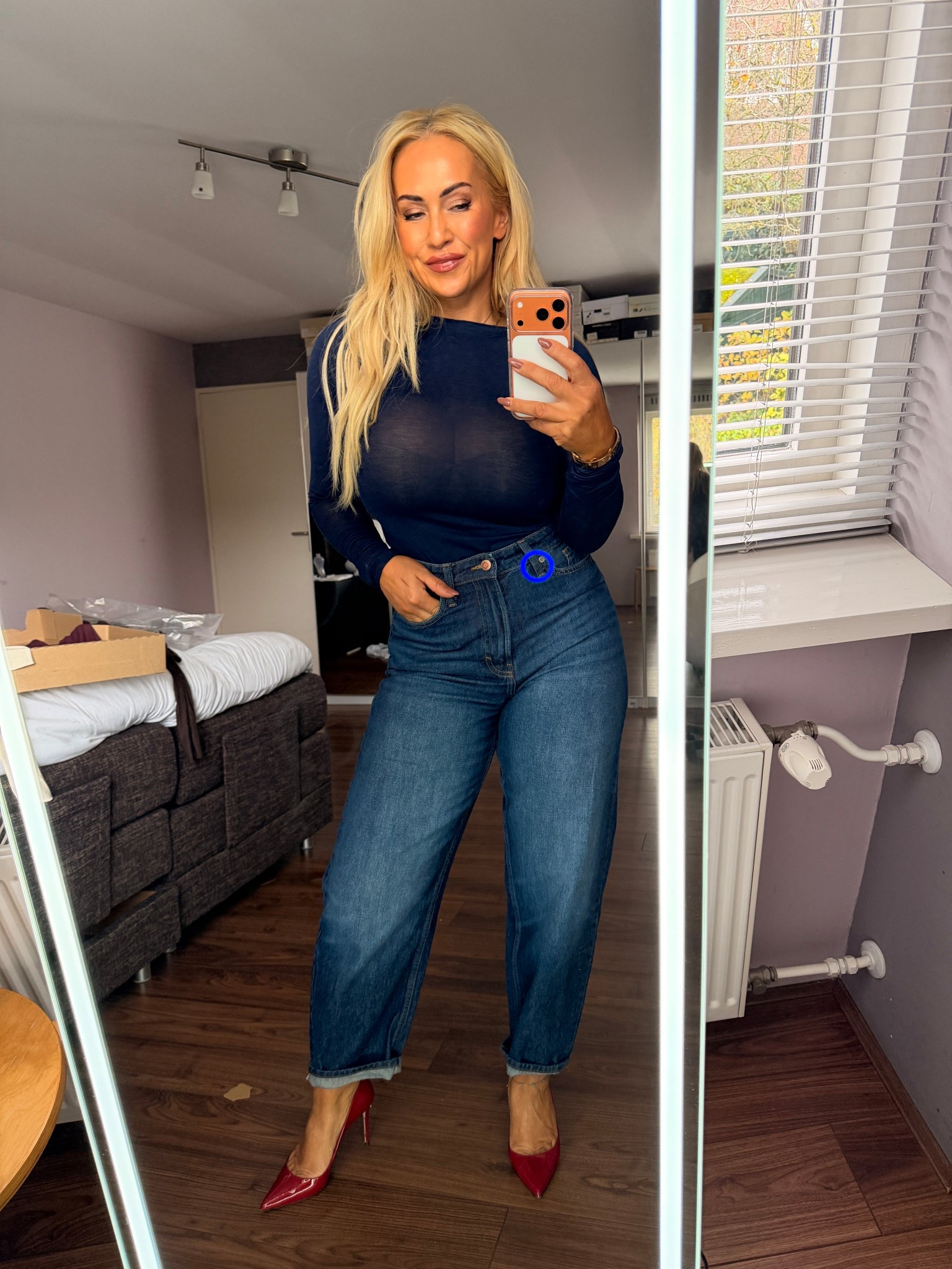 H&M cropped barrel jeans (wearing size 36), cashmere shirt & red d&g heels

#barreljeans #hm #cashmere 