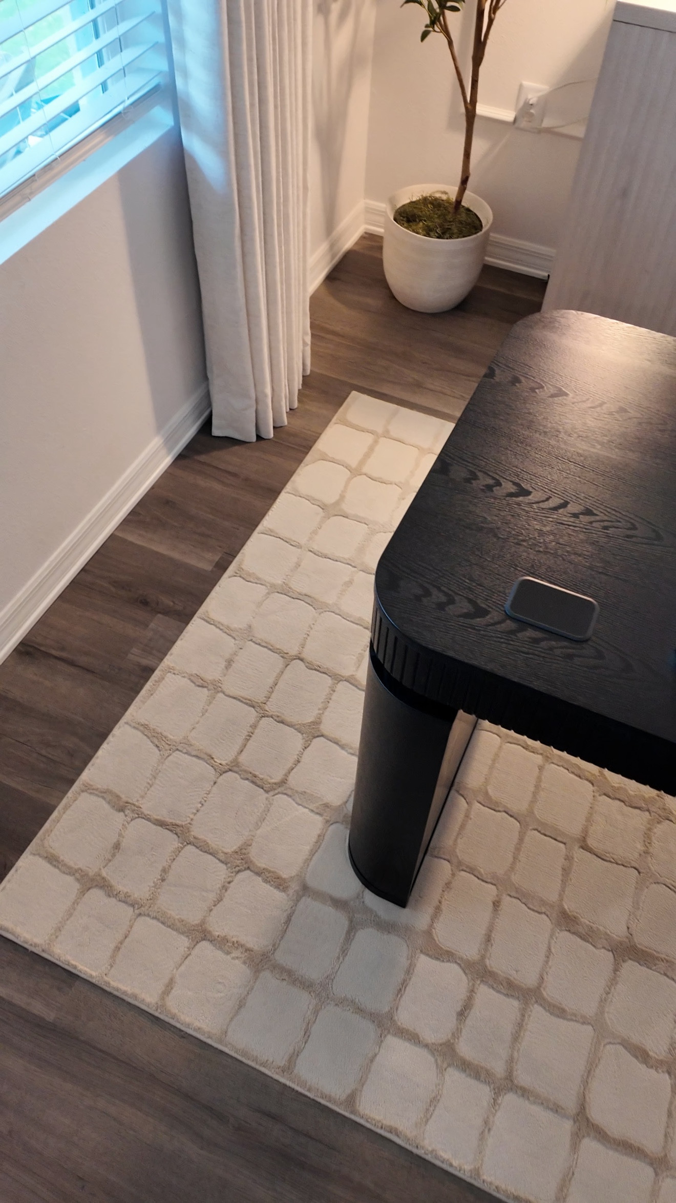 Office refresh part 2 ✨ Después de agregar estos paneles pre cortados de $60 ahora si alfombra y escritorio 🤩


#LTKHome #LTKSeasonal #LTKSaleAlert