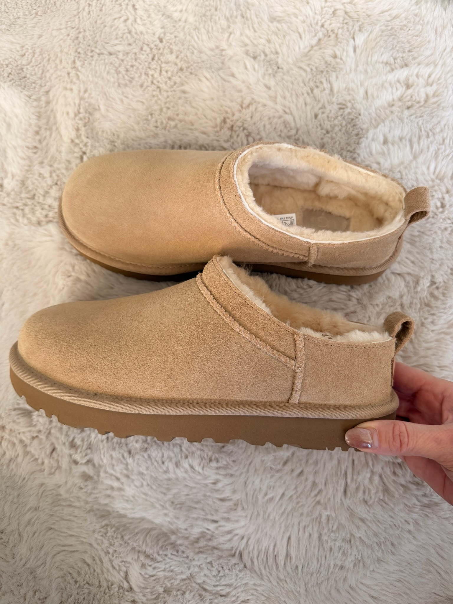 My go to Uggs for comfy outfit 😎

#LTKFindsUnder100 #LTKOver40 #LTKFindsUnder50