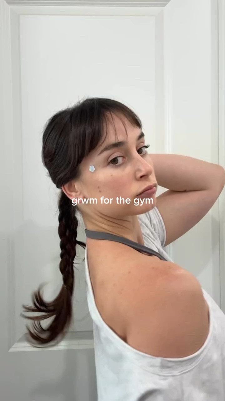 grwm for a leg day. i didn’t have a lot of energy yesterday but i’m glad i got it done anyway. learning to listen to your body and know when it’s safe to push and when it isn’t is SO important and it’s taken some lessons learned the hard way for me. yesterday was one of those days where it was okay to push (a little) so I tried a new hairstyle, put on a cute fit and got my preworkout and smashed the workout. 

@prosupps Jekyll preworkout + creatine CODE SHEVIE to save $

#teamprosupps #prosupps #grwm #legday #gymmotivation