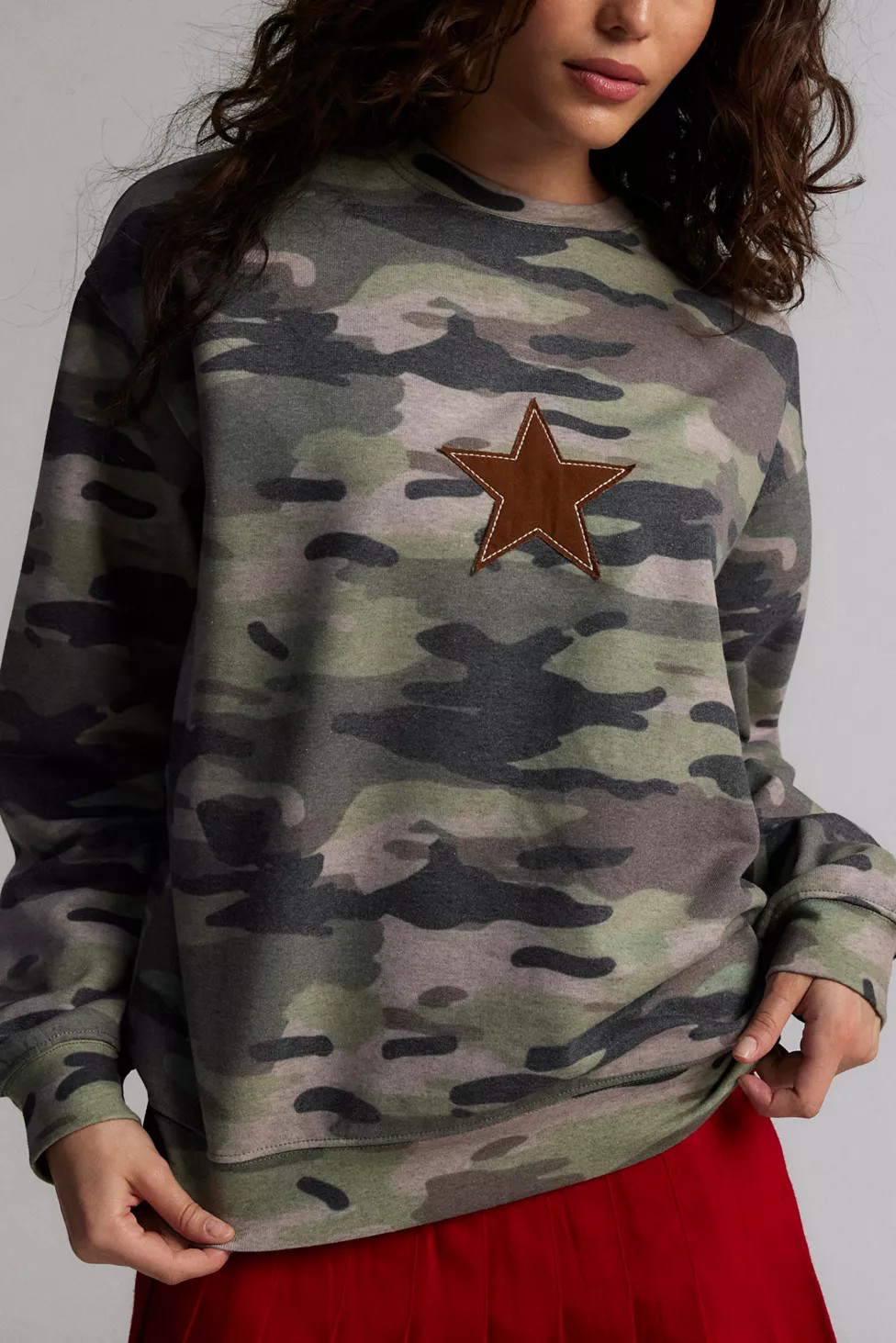 Star Applique Graphic Camo Crew Neck Sweatshirt | Urban Outfitters (US and RoW)