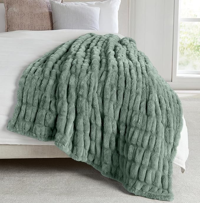 Springtree Home | Luxury Plush Throw Blanket | Green Throw Blanket | Ultra Soft Stretch Plush Thr... | Amazon (US)