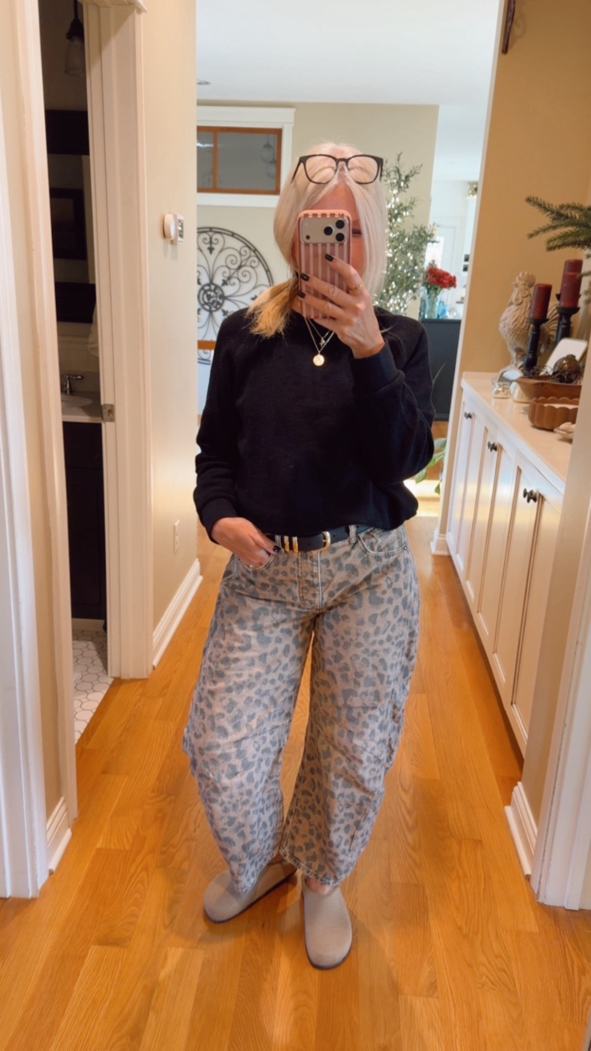 Barrel jeans + print 🖤

#LTKOver40 #LTKGiftGuide #LTKStyleTip