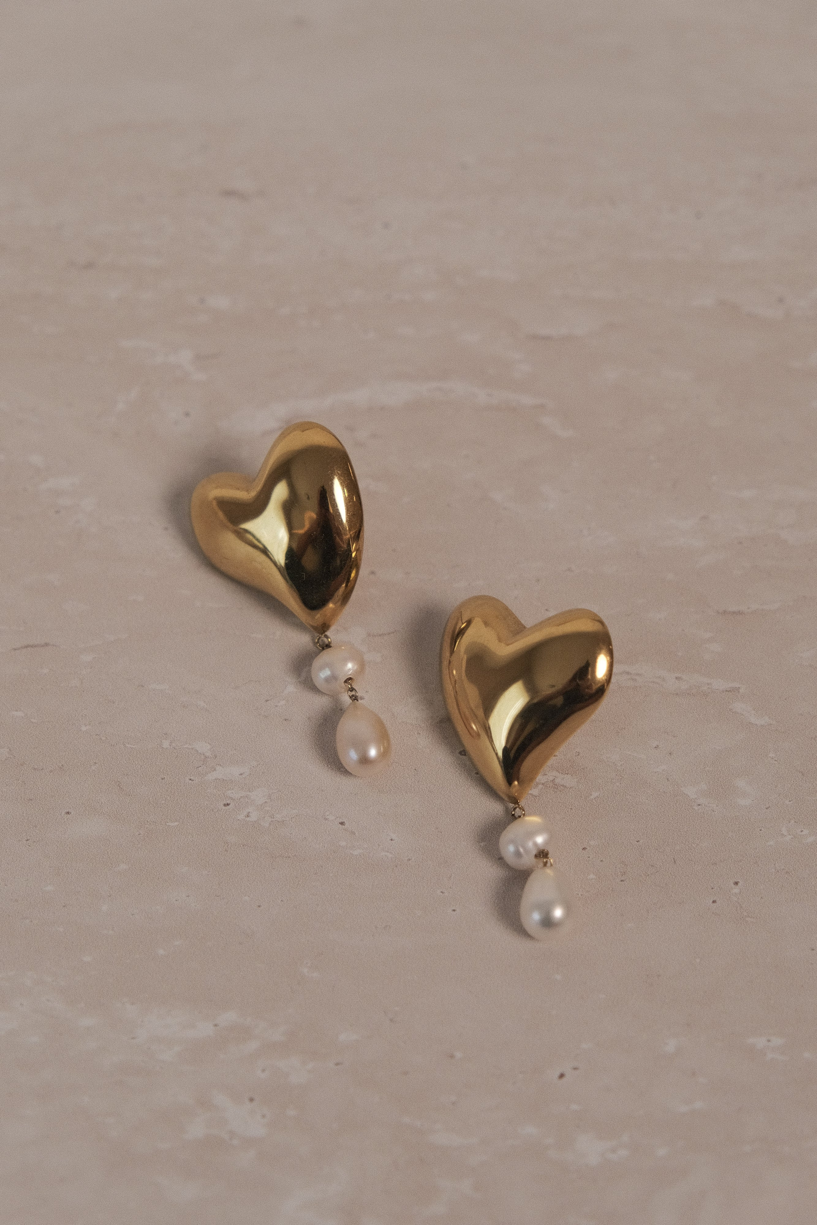 Kiara Heart Pearl Drop Earrings - Gold | MESHKI US