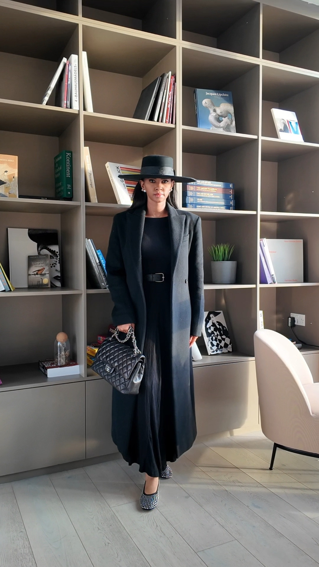 BLACK MAXI DRESS HACK: PARISIAN WINTER EDITION 🖤
HOW I STYLED THE VIRAL ALL-BLACK LOOK:

Maxi dress + wide brim hat = main character
Rhinestone flats for comfort luxury
Coat for warmth (not bulk)

STYLING SECRETS:
✨ Hat tilted slightly = French girl effect
✨ Sparkle flats > heels for day
✨ Belt the coat to keep silhouette

#LTKCyberWeek #LTKstyletip #LTKwinter