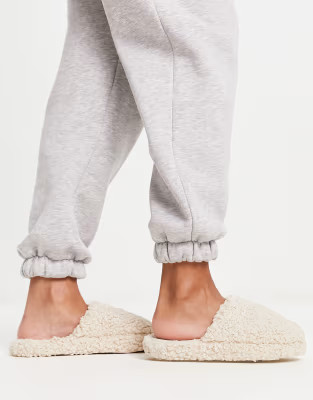 ASOS DESIGN - Zina - Chaussons à bout fermé en imitation peau de mouton - Crème | ASOS (Global)