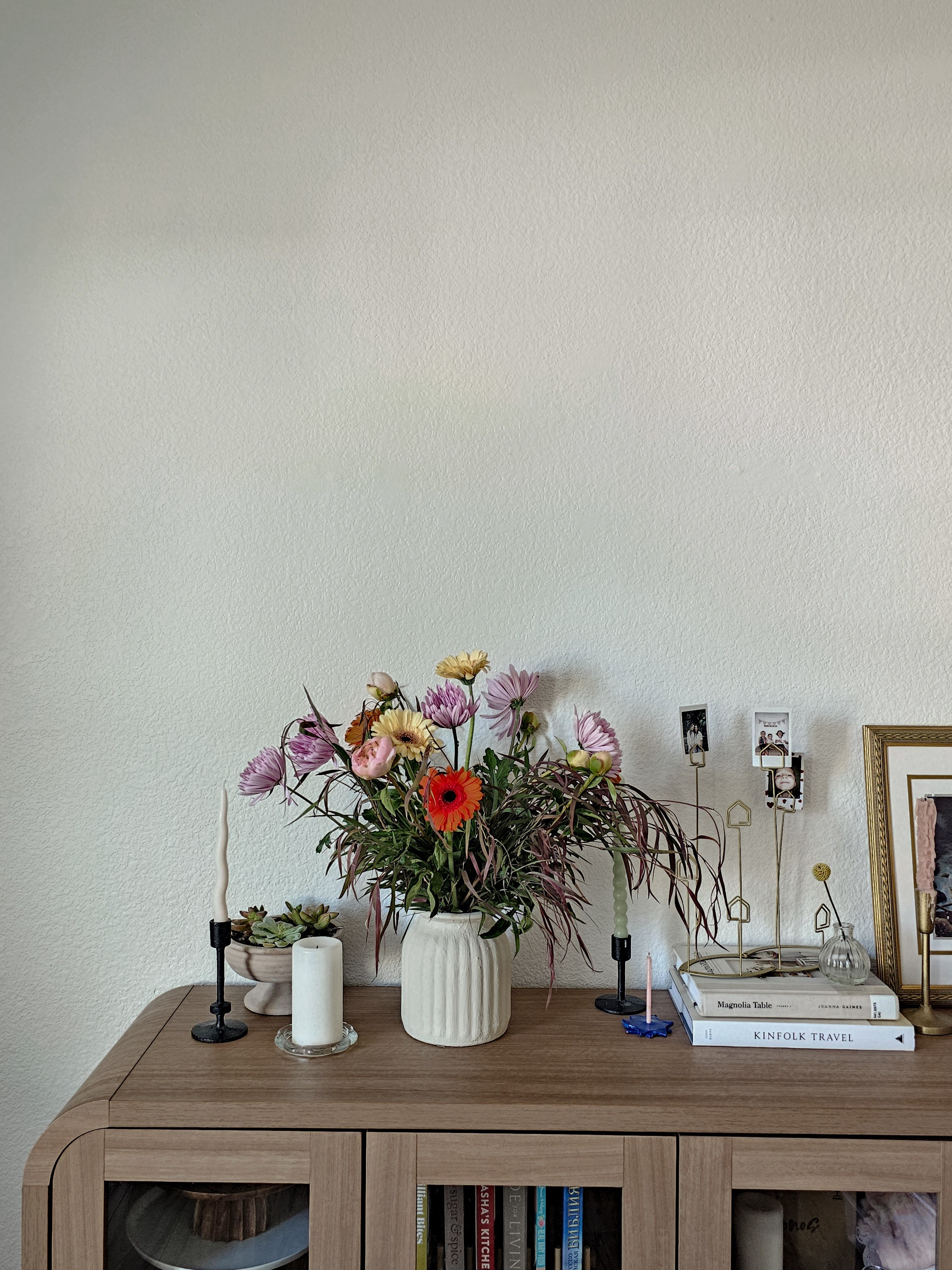 What lifts up my mood? 💐🩷Fresh flowers, cozy corners, and little touches that make home feel warm.#sahm #simpleliving #homeinspo #joy #littlethingsinlife 

#LTKHome #LTKSeasonal #LTKstorytime