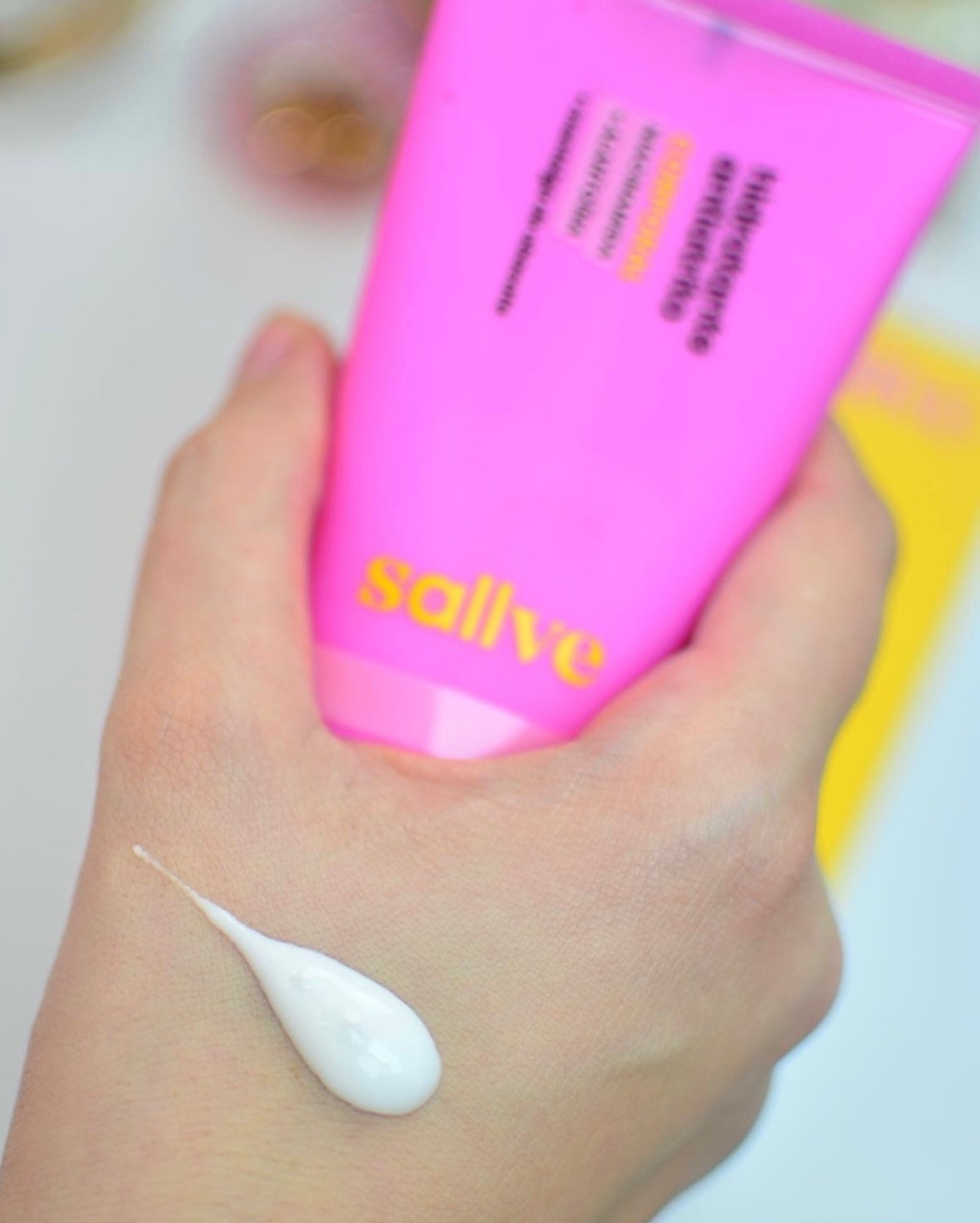 Um produto que é a cara do verão, e do resto do ano também: Hidratante corporal Antiatrito da Sallve. Foi pensado para promover uma hidratação intensa, que se mantém ao longo de todo o dia, evitando atrito e sensibilidade na pele. Sabe aquele atrito chato entre as coxas por usar um shortinho ou uma saia mais justa, no verão? É exatamente esse atrito que causa irritação e assaduras, que o hidratante da Sallve consegue evitar. Mas não é só isso. O Hidratante Antiatrito é um produto tanto de prevenção como de tratamento, ele recupera e acalma peles sensibilizadas pelo calor. Tenho feito uso diário dele na região atrás do meu pescoço, que neste período mais quente do ano tende a irritar, e fiquei impressionada no poder de recuperação dele. O produto cria uma espécie de barreira de proteção, que mantém a hidratação, cuidando gentilmente da pele, e acalmando toda sensibilidade da área, ao mesmo tempo que a protege de novos danos. Além disso, tem sido uma excelente opção de hidratante mais “poderoso em ação” para aquelas áreas mais ressecadas do corpo ou que exigem mais atenção, como os cotovelos e tatuagens. Sua fórmula entrega toda essência do porquê ele é tão incrível, o hidratante antiatrito possui: Niacinamida, Alantoína, Manteiga de Abacate e cera de semente de girassol. 
.
Mais um produto que a Sallve acertou em cheio na necessidade proposta e entrega.
.
#Sallve #HidratanteAntiatrito