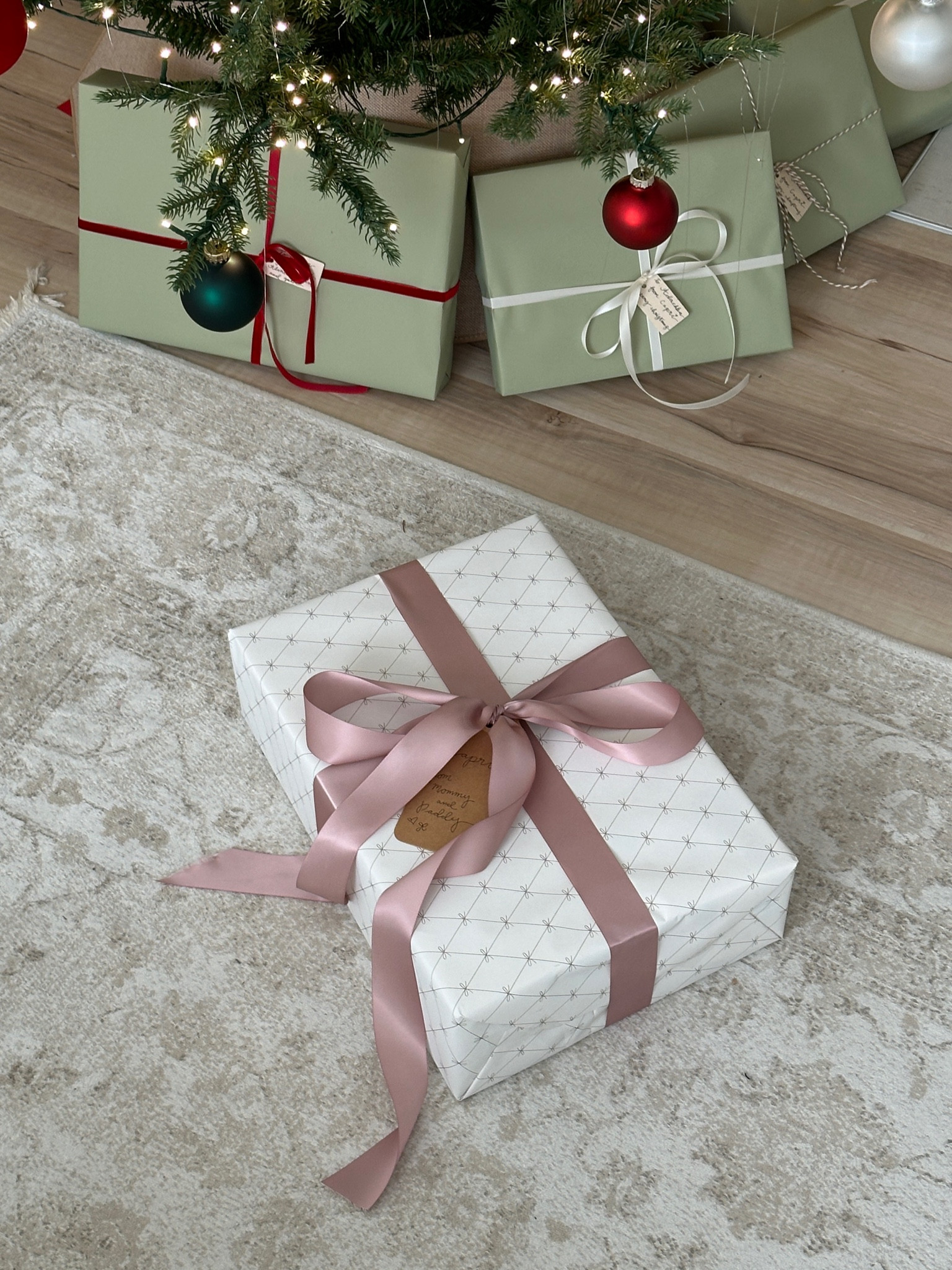 Wrapping paper links! 🎀✨

#LTKHoliday #LTKSeasonal