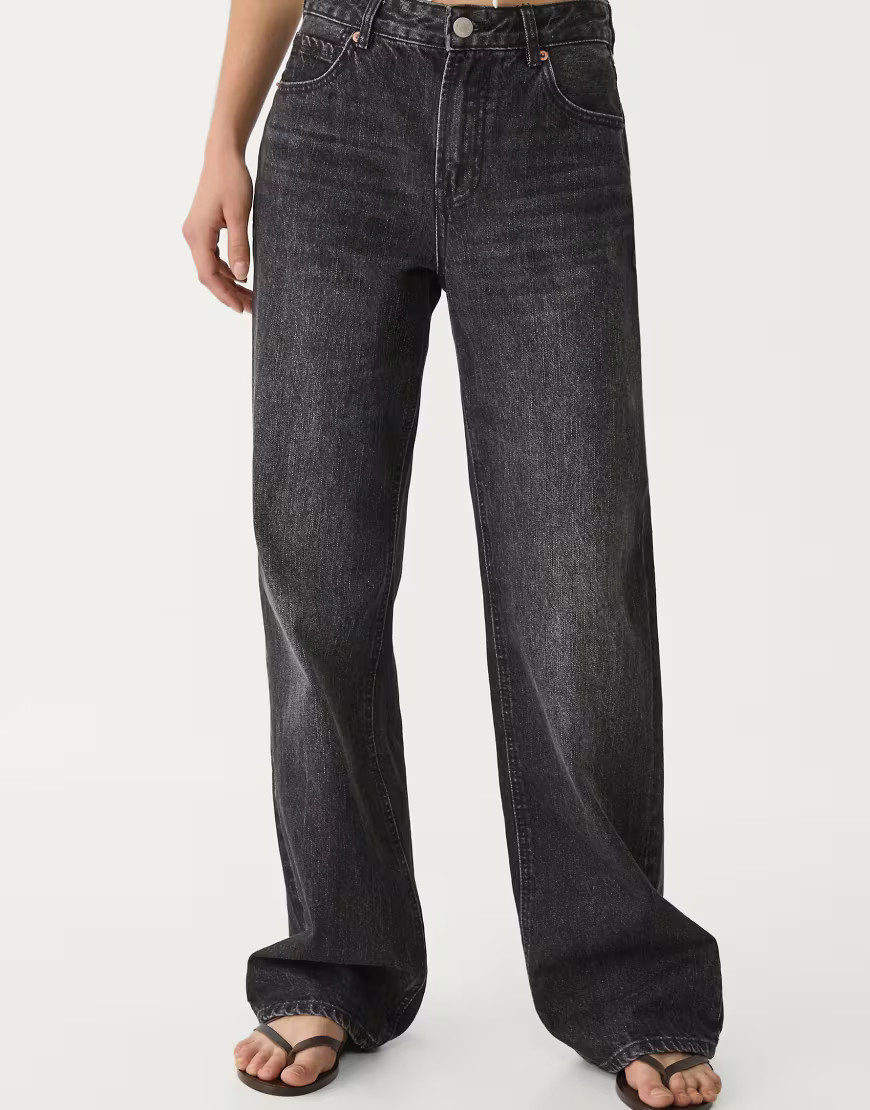 Stradivarius – Jeans mit weitem Bein in schwarzer Waschung-Grau | ASOS (Global)