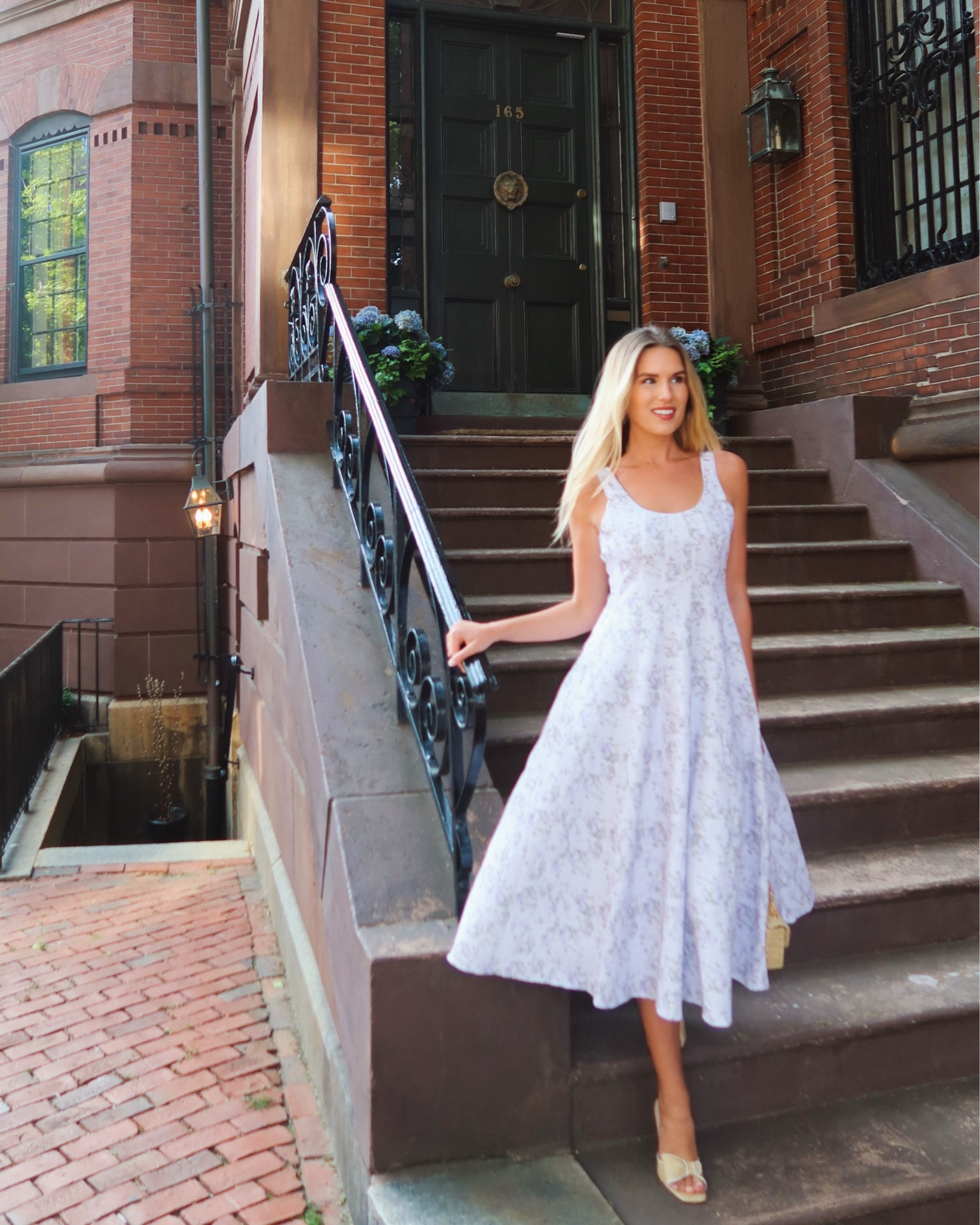 Flowy floral summer dress 

Size XS 

#summerdress #mididress #floraldress #alinedress #fitflaredress #flowydress 

#LTKSeasonal #LTKStyleTip #LTKTravel