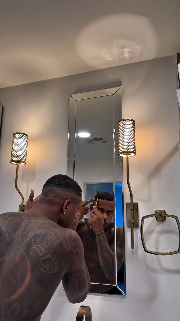 It doesn’t take that long to get yourself together to conquer the day. Have a great & blessed day today 🙌🏾

#asmr #grwm #menstyle #porsche #barber #selfcare