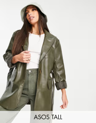 ASOS DESIGN Tall – Grandad-Jacke aus Kunstleder in Olivgrün mit Gürtel | ASOS (Global)