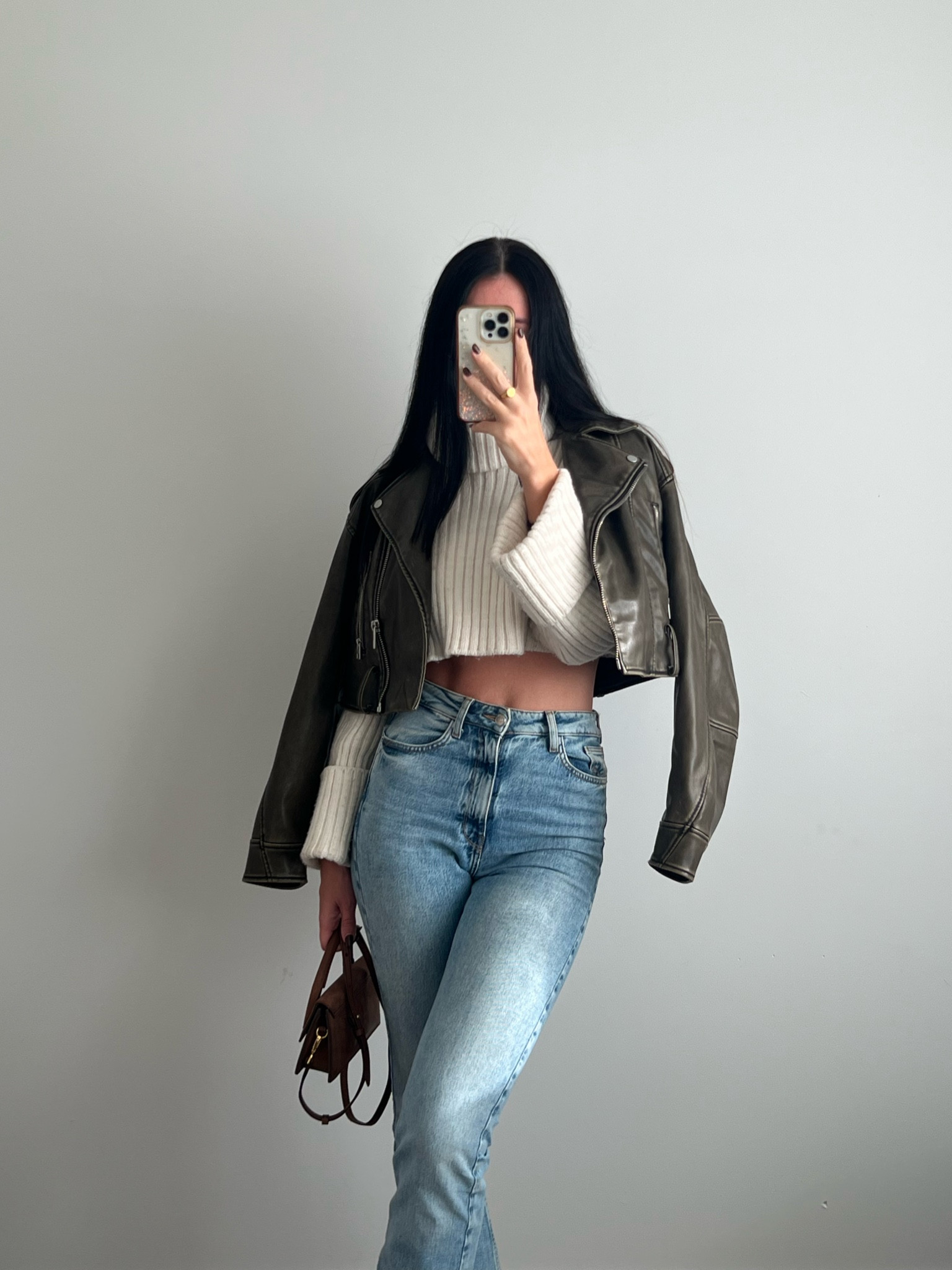 Cropped sweater, high waisted jeans, cropped leather jacket and jacquemus le papier purse #leatherjacket #whitesweater #brownleatherjacket #zaraoutfit #jeans

#LTKitbag #LTKSeasonal #LTKstyletip